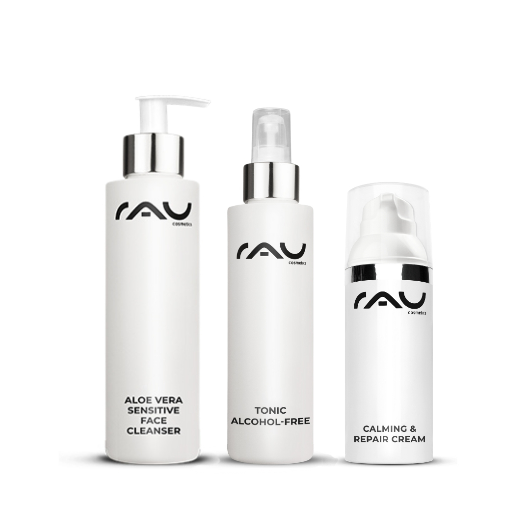 Basis Pflegeroutine für sensible Haut | RAU Cosmetics Drei Pflegeprodukte von RAU Cosmetics für sensible Haut: Aloe Vera Sensitive Face Cleanser, alkoholfreies Tonic und Calming & Repair Cream, in eleganten weißen Flaschen mit klaren Beschriftungen.