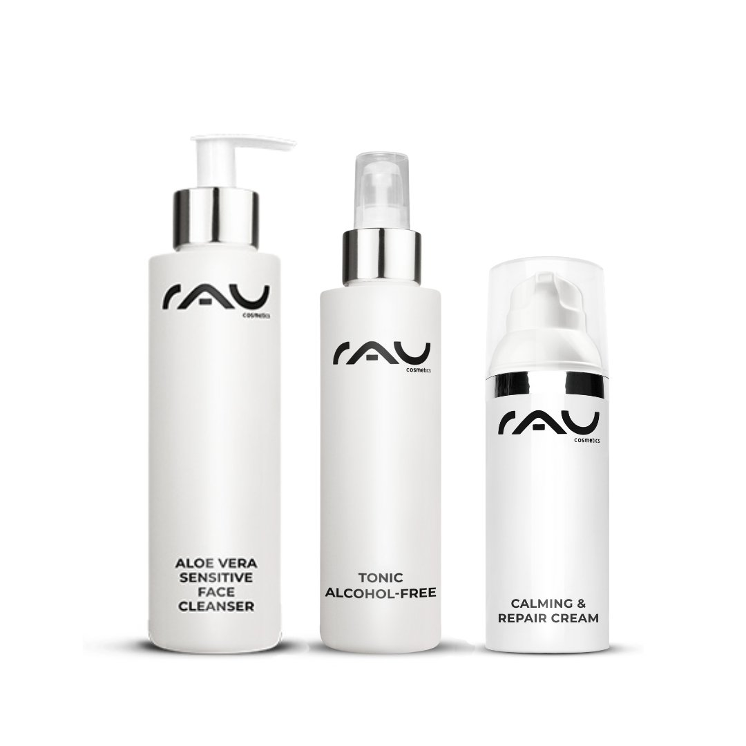 Drei Pflegeprodukte von RAU Cosmetics für sensible Haut: Aloe Vera Sensitive Face Cleanser, alkoholfreies Tonic und Calming & Repair Cream, in eleganten weißen Flaschen mit klaren Beschriftungen.