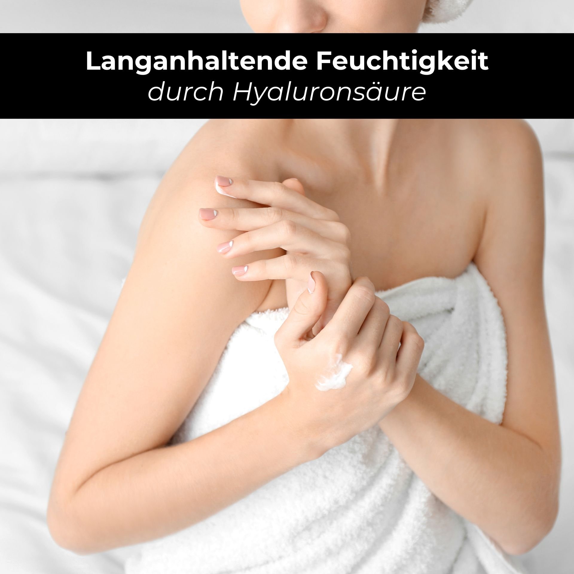 Femme avec une serviette appliquant la lotion corporelle RAU Eternal Moist sur la peau, soulignant l'hydratation longue durée grâce à l'acide hyaluronique.