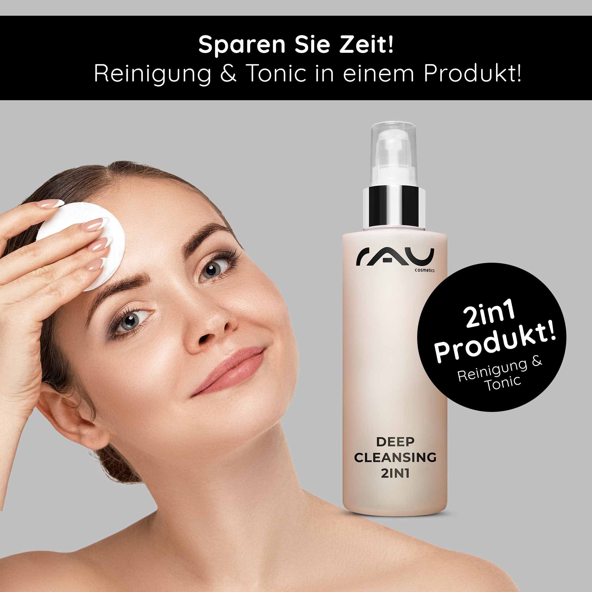 Frau mit Wattepad, das Gesicht reinigend, neben Flasche von RAU Cosmetics Deep Cleansing 2in1, Betonung auf Reinigung und Tonic in einem Produkt.