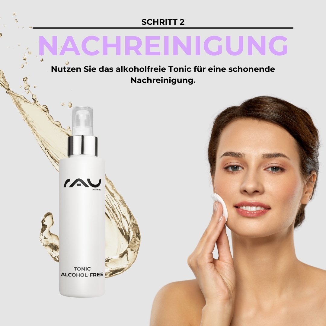 Frau mit Tonic für alkoholfreie Nachreinigung, Schritt 2 der Basis Pflegeroutine für Mischhaut von RAU Cosmetics.