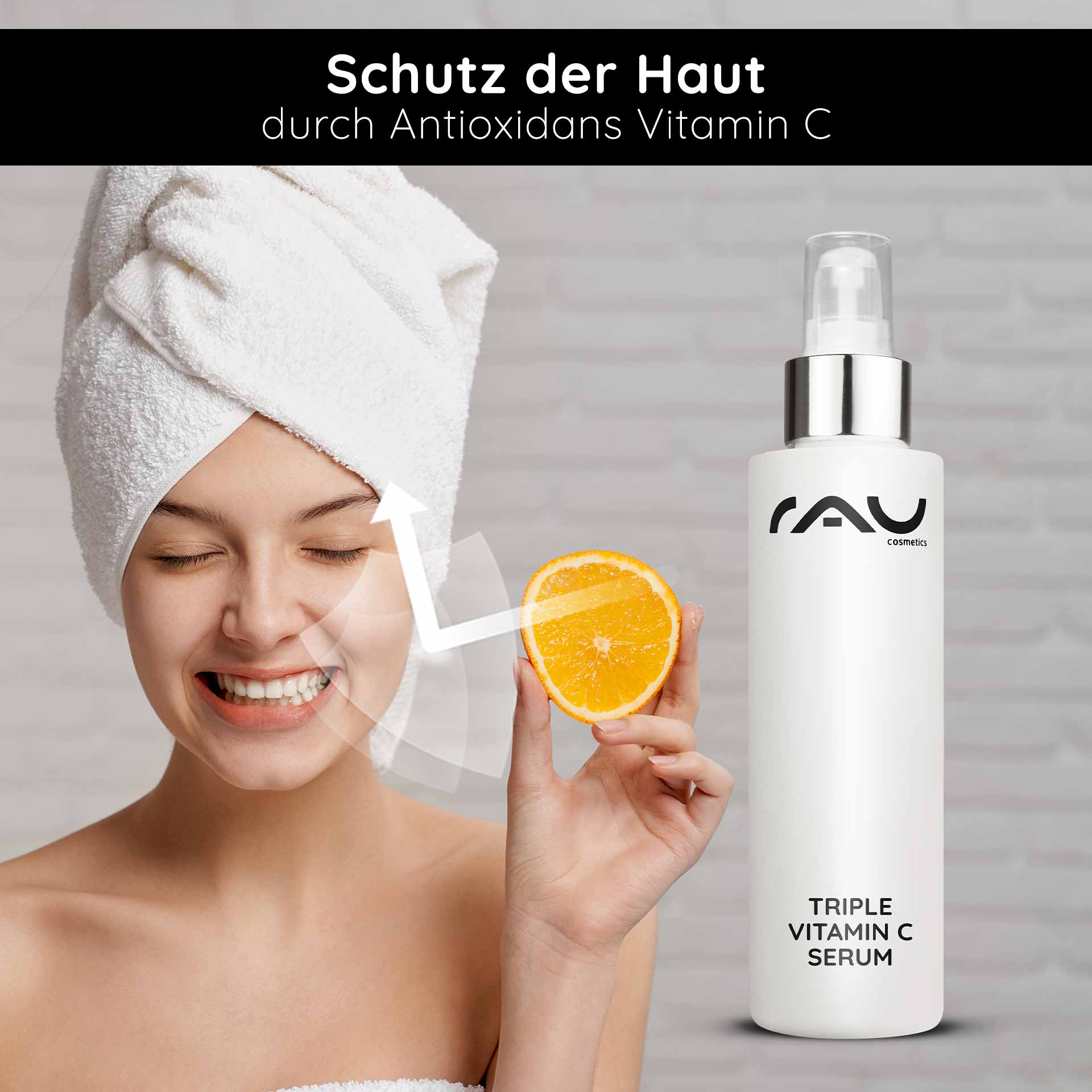 Triple Vitamin C Serum 100 ml mit 11 % Vitamin C Säuren Frau mit Handtuch um den Kopf, lächelnd, hält eine Orange und zeigt auf das RAU Triple Vitamin C Serum, das Hautschutz durch Antioxidantien betont.