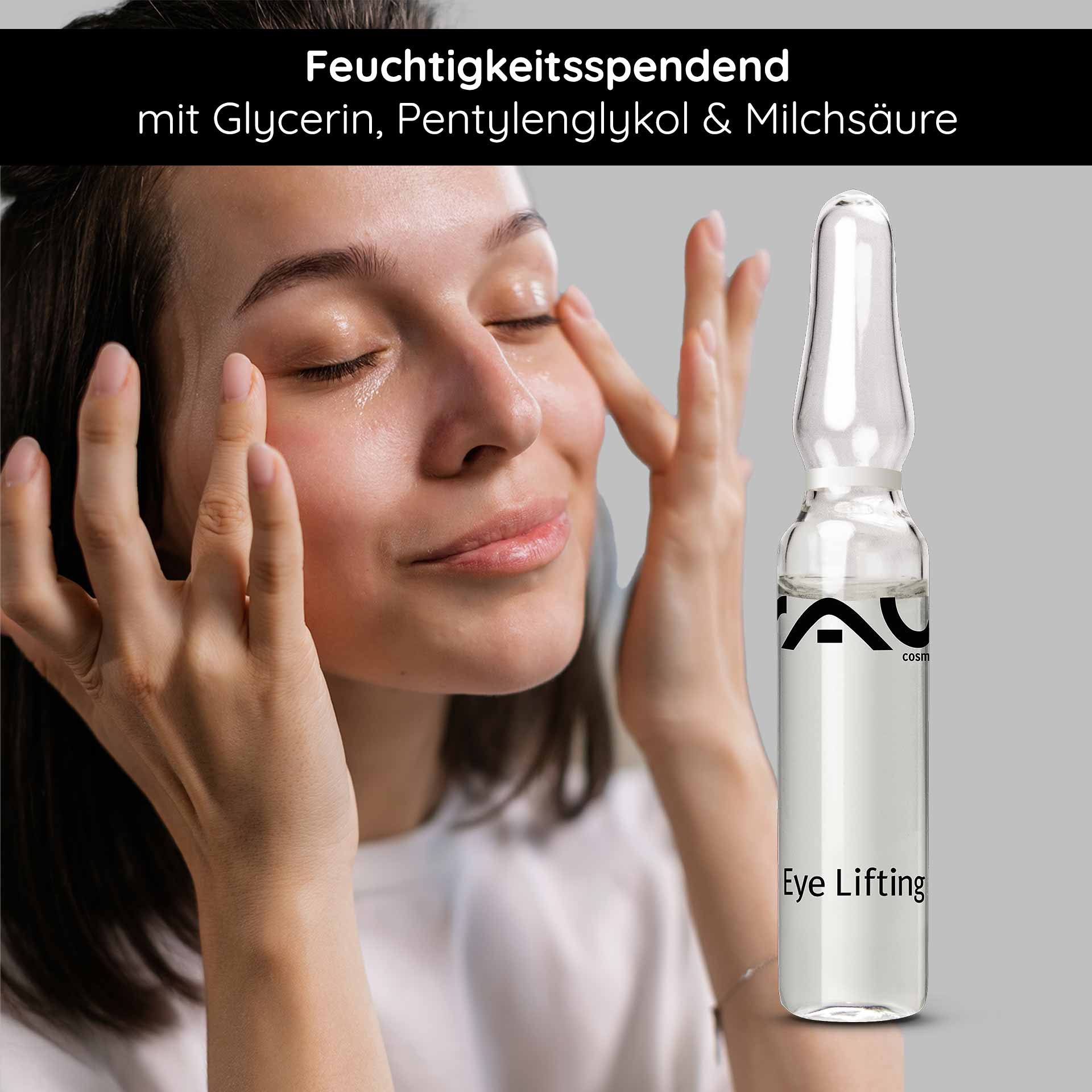 Frau mit geschlossenen Augen und lächelndem Gesicht, die sanft eine RAU Cosmetics Eye Lifting Ampulle aufträgt, mit Fokus auf feuchtigkeitsspendende Inhaltsstoffe wie Glycerin und Pentylenglykol.