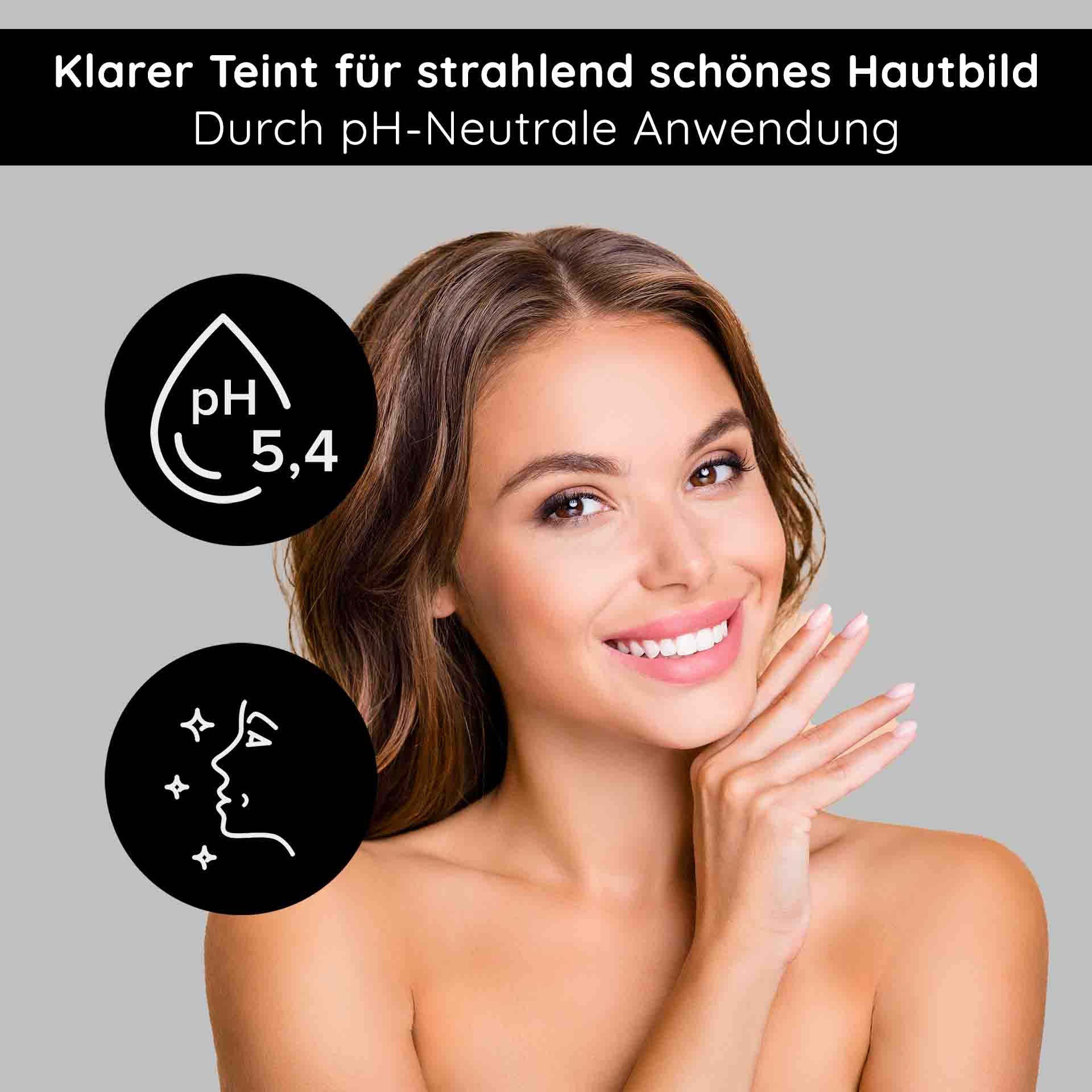 Femme au teint radieux et pH de 5,4, souriante, montrant les bienfaits pour les peaux sensibles.