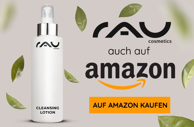Flasche RAU Cleansing Lotion mit Blättern, auch auf Amazon erhältlich, zur täglichen Reinigung für alle Hauttypen.