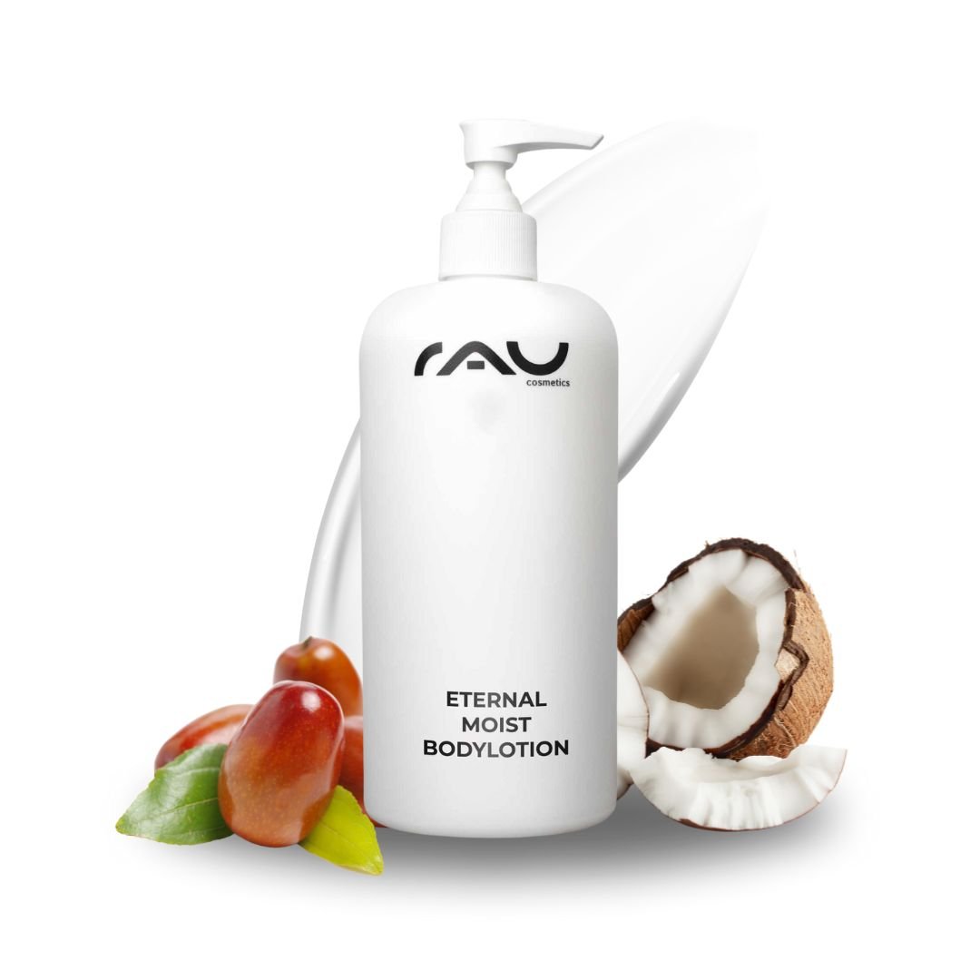 RAU Eternal Moist Bodylotion 500 ml Flasche mit Logo, umgeben von Kokosnuss und Jojobanüssen, betont intensive Feuchtigkeitsversorgung für glatte Haut.