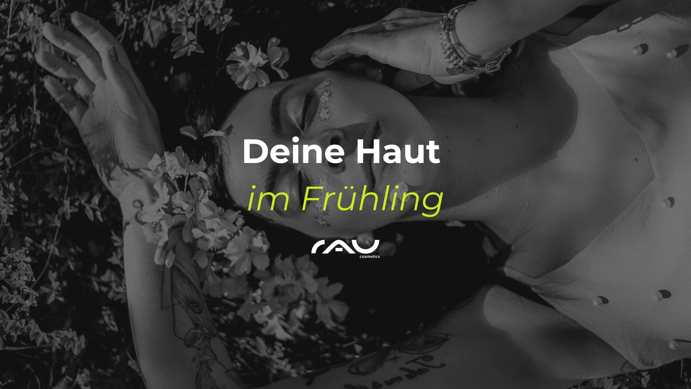 Frau mit Blumen im Haar, die entspannt auf einer Wiese liegt, mit dem Text "Deine Haut im Frühling" und dem Logo von RAU Cosmetics.