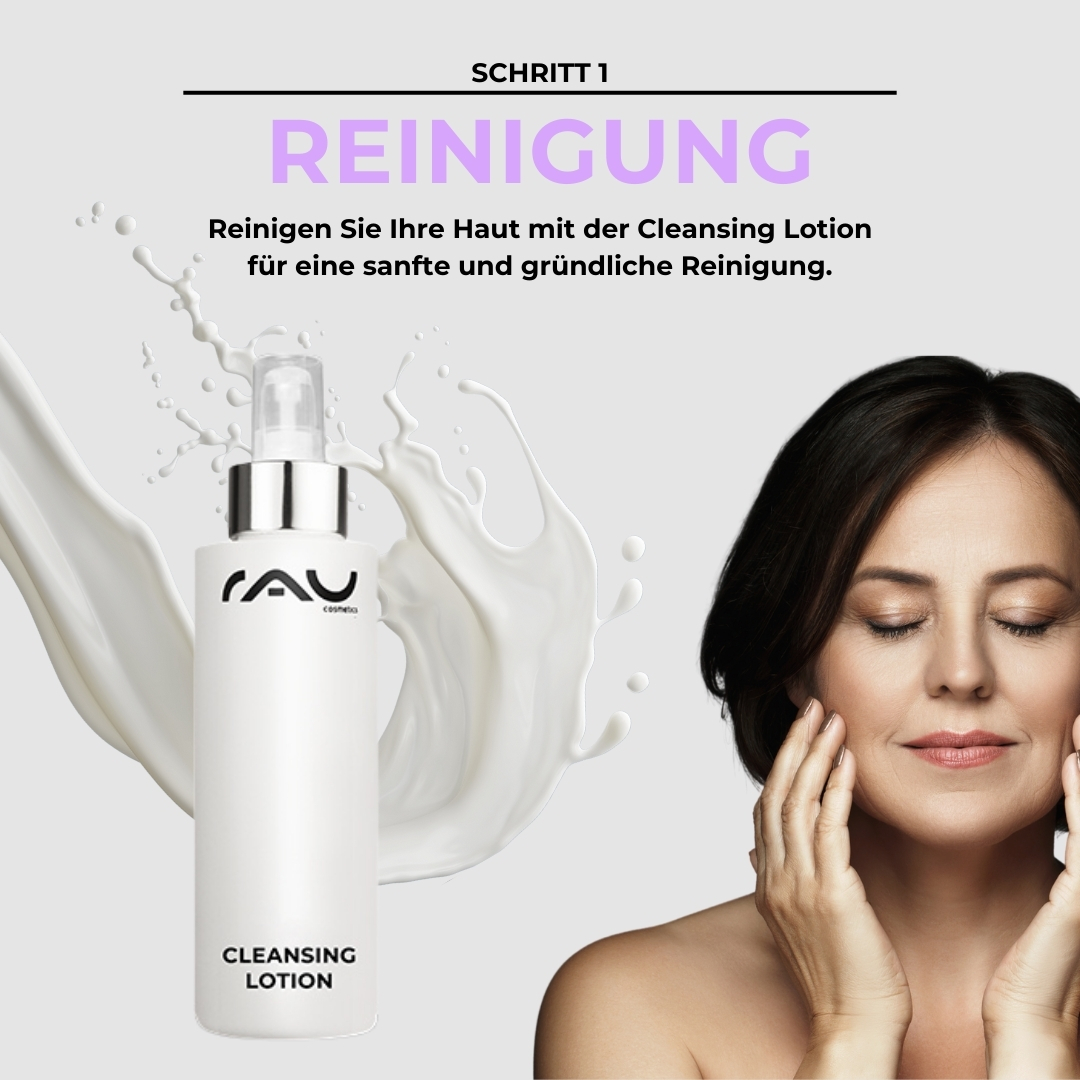 Advanced Pflegeroutine für reife Haut Eine Flasche Reinigungslotion von RAU Cosmetics mit einer Frau, die sie sanft auf ihr Gesicht aufträgt. Dies stellt den ersten Schritt der fortgeschrittenen Hautpflegeroutine für reife Haut dar.