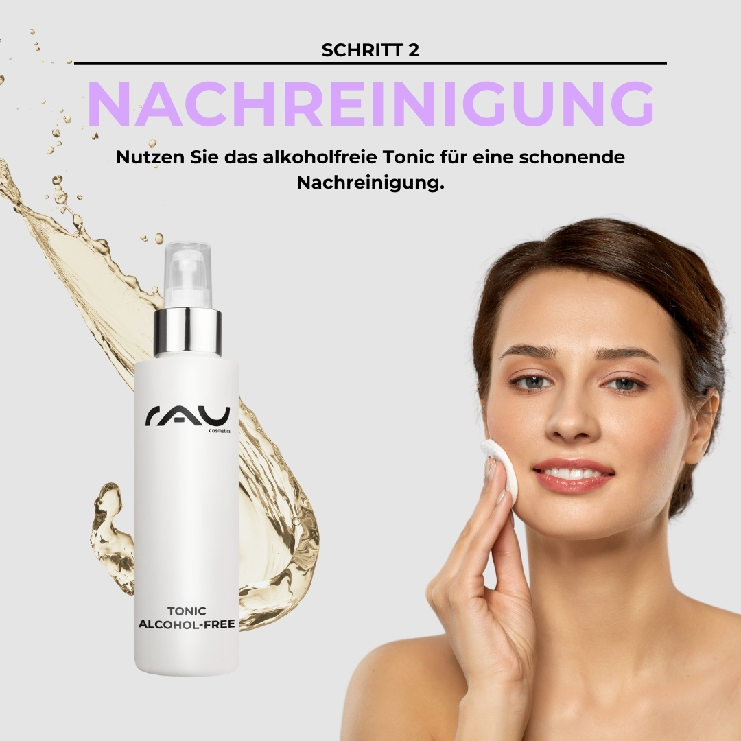 Profi Pflegeroutine für Mischhaut Frau mit sanfter Hautpflege-Routine, hält ein alkoholfreies Tonic von RAU Cosmetics, Schritt 2 der Profi Pflegeroutine für Mischhaut, mit einem feuchtigkeitsspendenden Effekt.