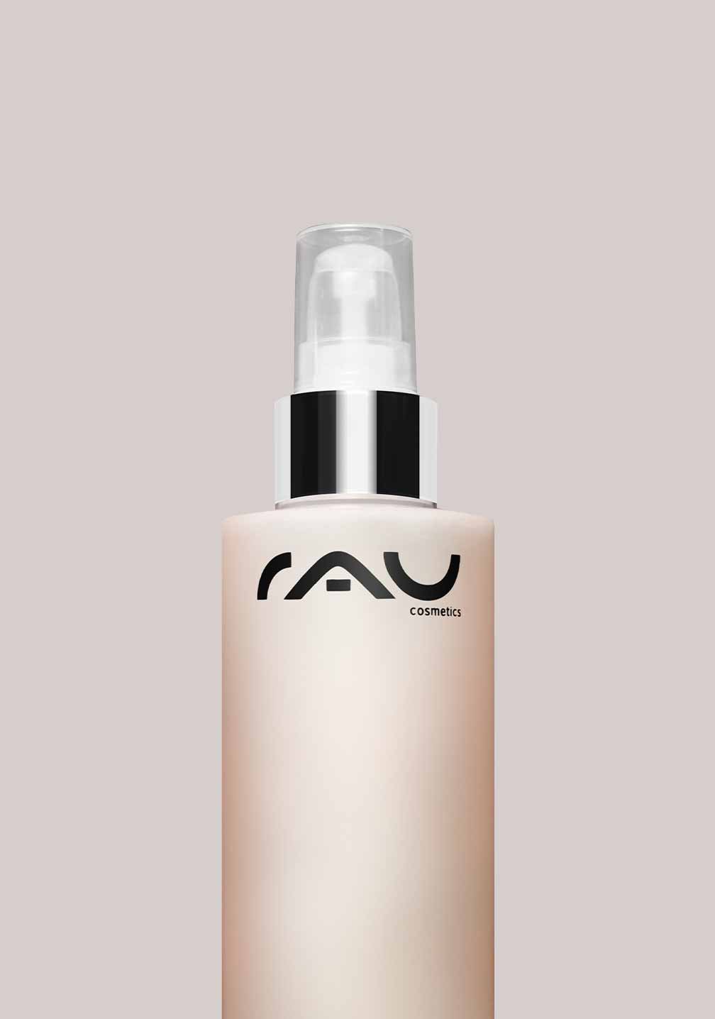 Elegante Kosmetikflasche von RAU Cosmetics, in sanftem Beige mit silbernen Akzenten, zeigt den 2in1 Gesichtsreinigungstoner.