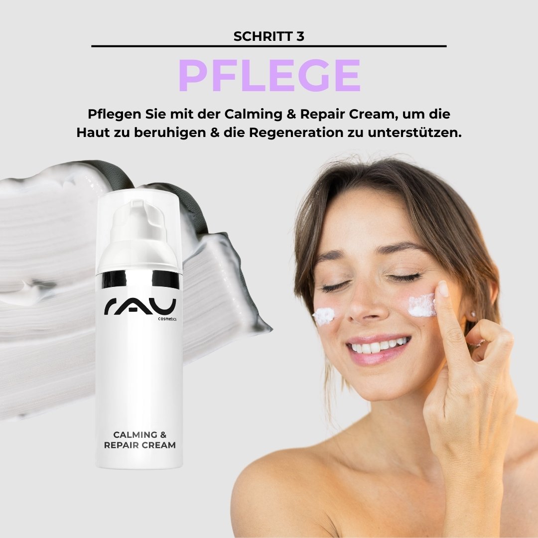 Frau mit lächelndem Gesicht, die die Calming & Repair Cream von RAU Cosmetics auf ihre Wangen aufträgt, um sensible Haut zu beruhigen und zu regenerieren.