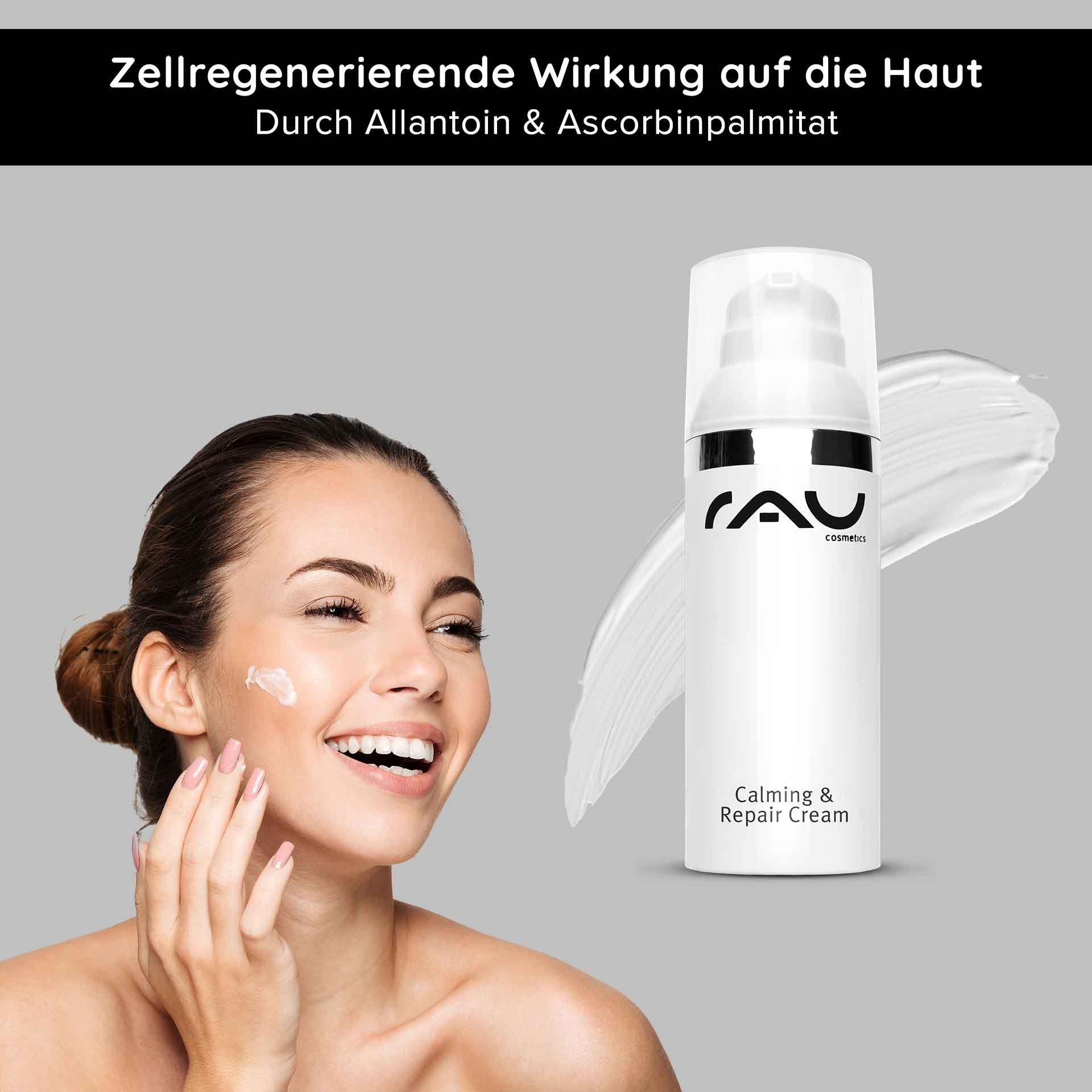 Frau mit strahlendem Lächeln, die RAU Calming & Repair Cream auf ihre Wange aufträgt, mit Produktverpackung und Creme auf grauem Hintergrund, betont beruhigende und regenerierende Hautpflege.