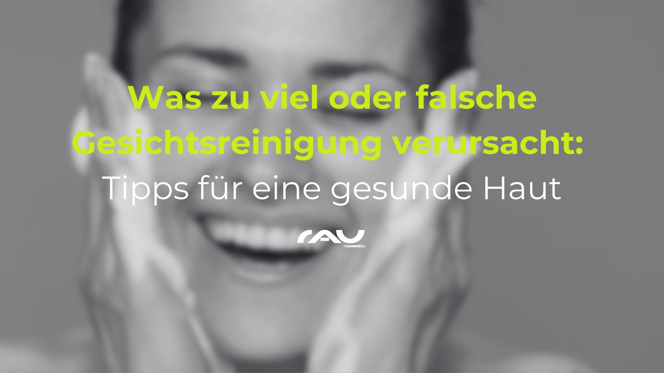 falsche Gesichtsreinigung Frau mit lächelndem Gesicht, die sanft ihre Wangen reinigt, mit Text über falsche Gesichtsreinigung und Tipps für gesunde Haut, RAU Cosmetics Logo sichtbar.