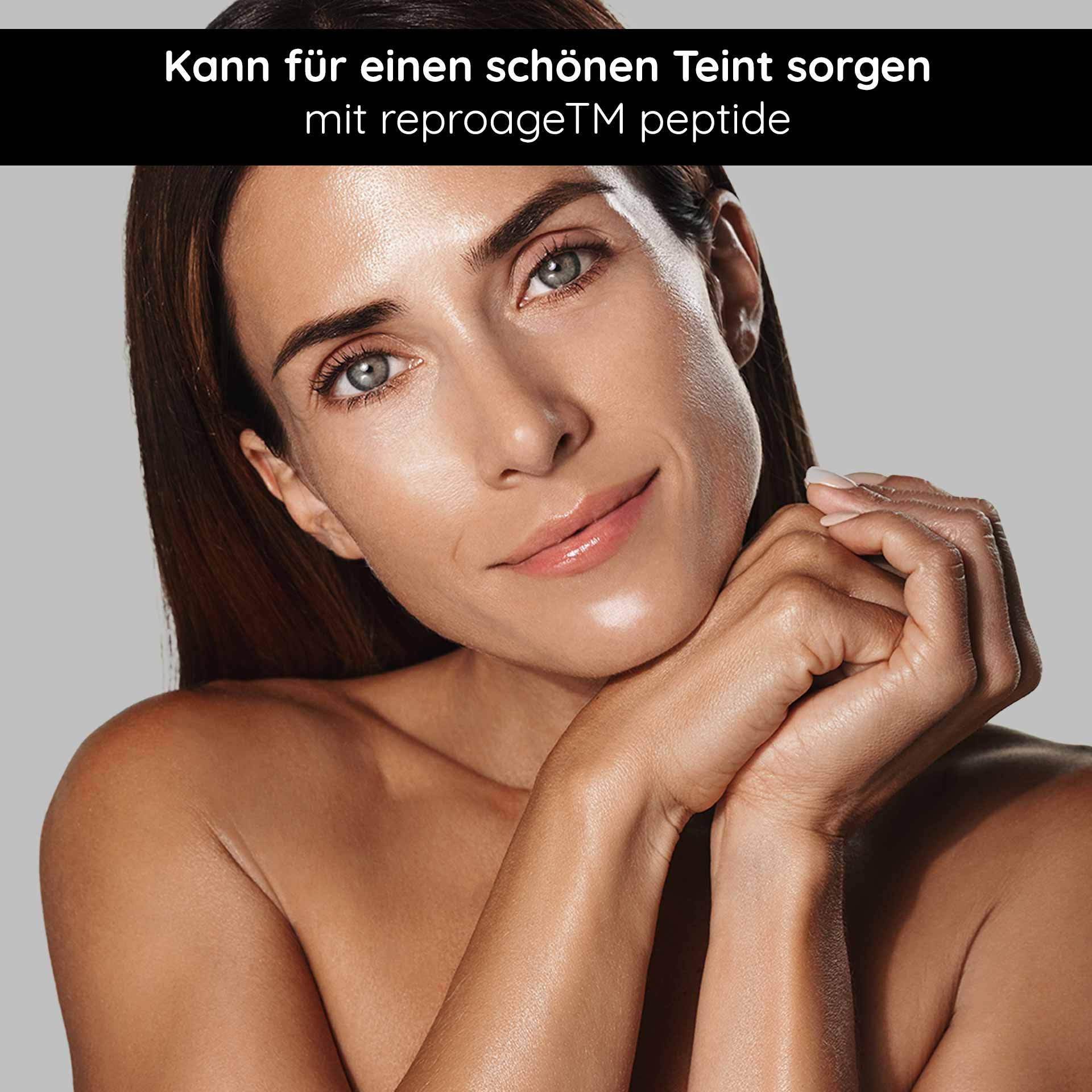 Frau mit strahlendem Teint und gepflegten Händen, repräsentiert die Vorteile von ReproageTM Peptiden für die Hautpflege und Anti-Aging.