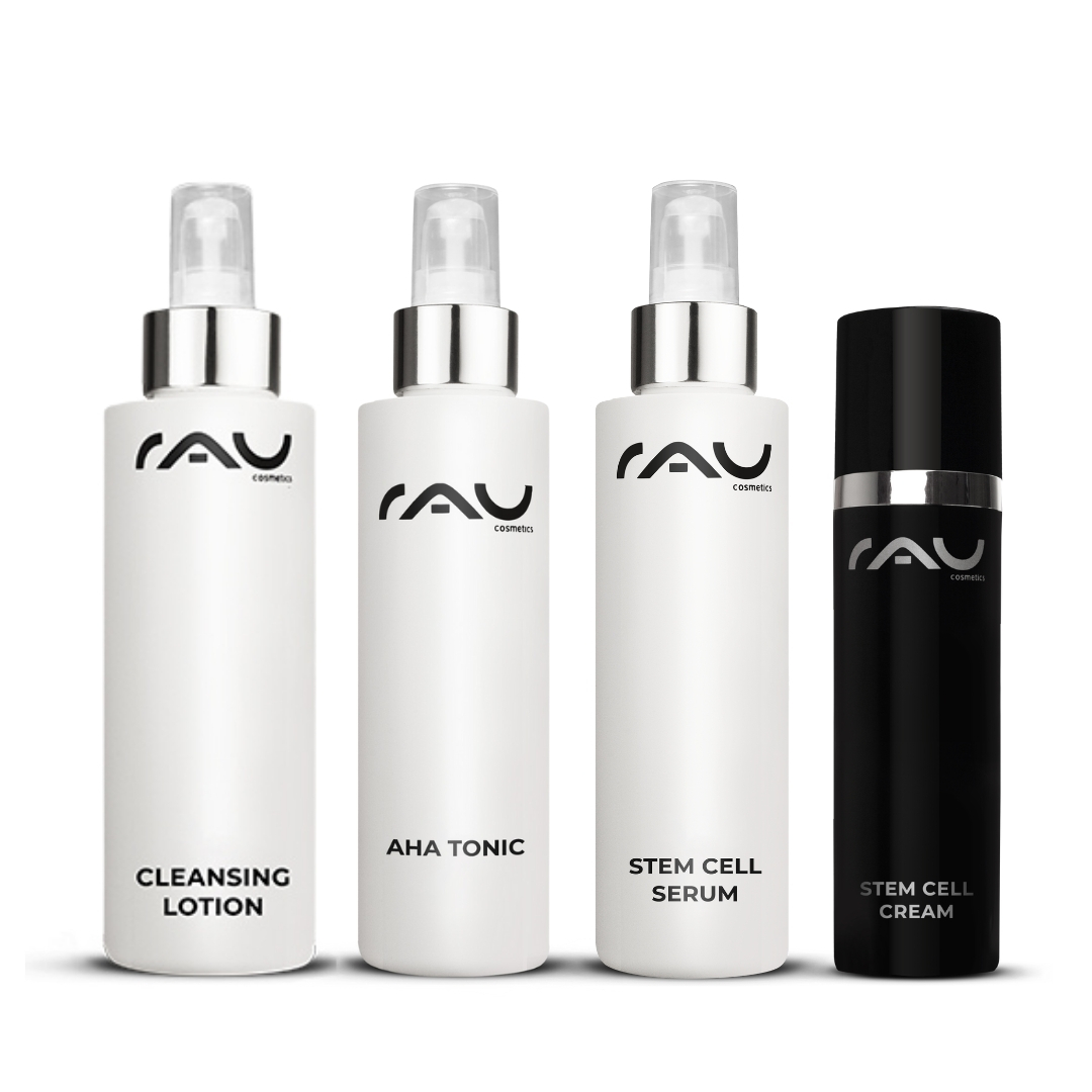 Advanced Pflegeroutine für reife Haut RAU Cosmetics Advanced Pflegeroutine für reife Haut, bestehend aus Cleansing Lotion, AHA Tonic, Stem Cell Serum und Stem Cell Cream, auf weißem Hintergrund.