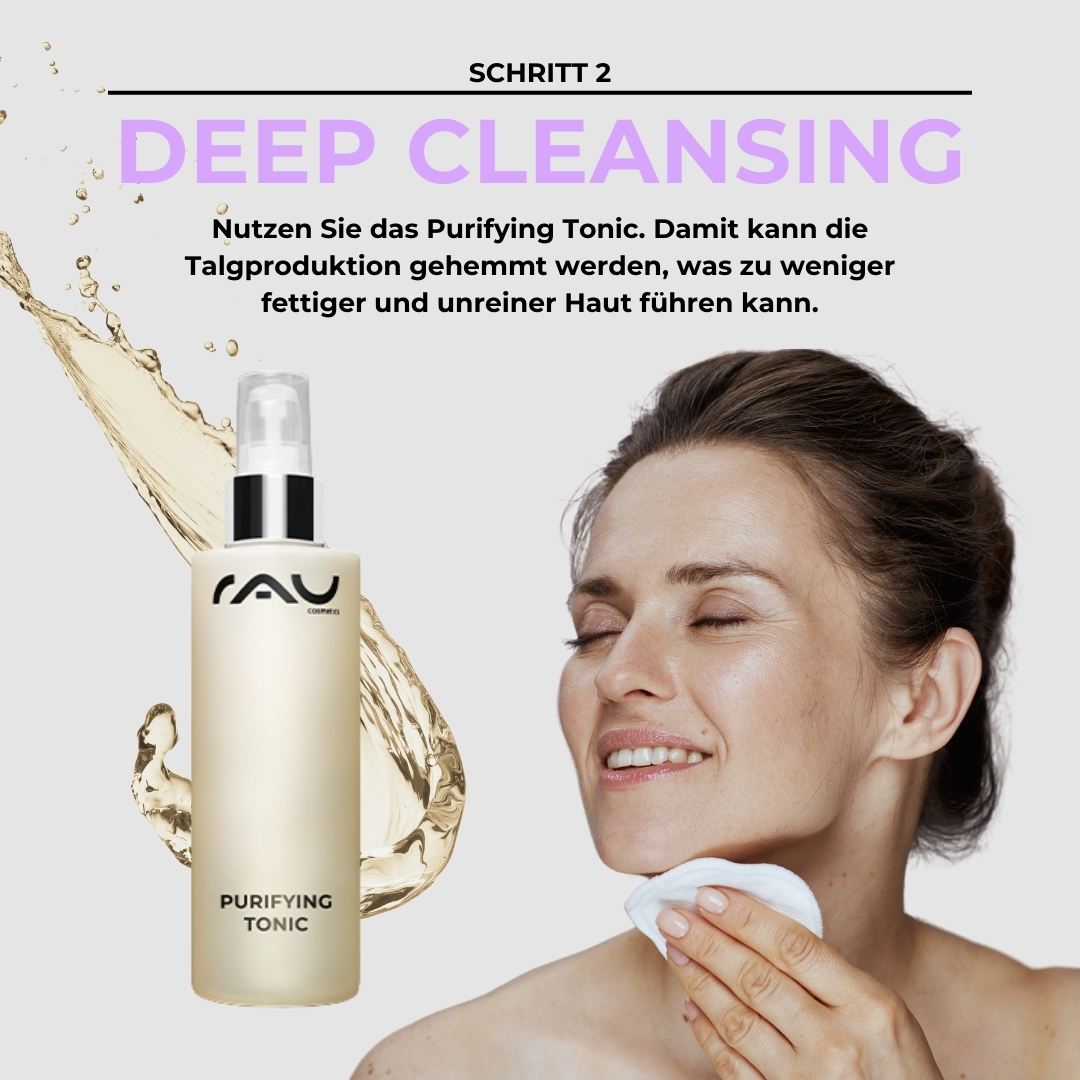 Basis Pflegeroutine für fettige Haut Frau mit strahlendem Gesicht und Reinigungstuch, hält RAU Purifying Tonic für fettige Haut, um die Talgbildung zu reduzieren, mit goldener Flüssigkeit im Hintergrund.