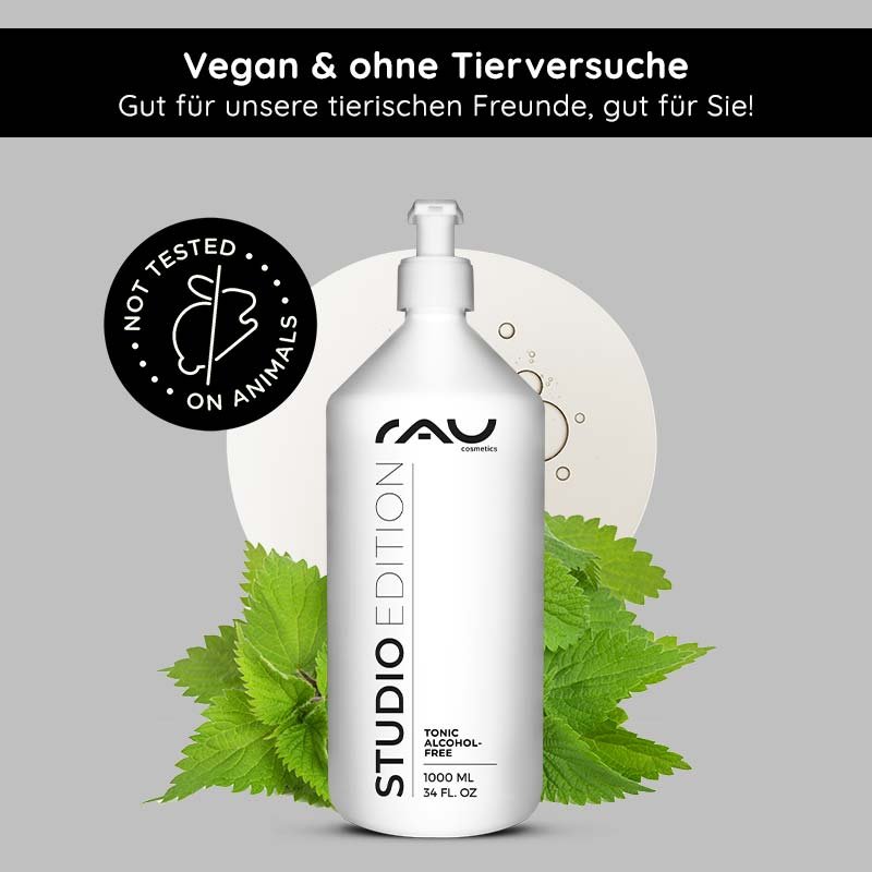 RAU Cosmetics Tonic, alkoholfrei, 1000 ml Flasche, mit Brennnesselextrakt, vegan und tierversuchsfrei, mit Betonung auf sanfter Hautreinigung und pH-Balance, vor dem Hintergrund grüner Brennnesselblätter und einem kreisförmigen Designelement.