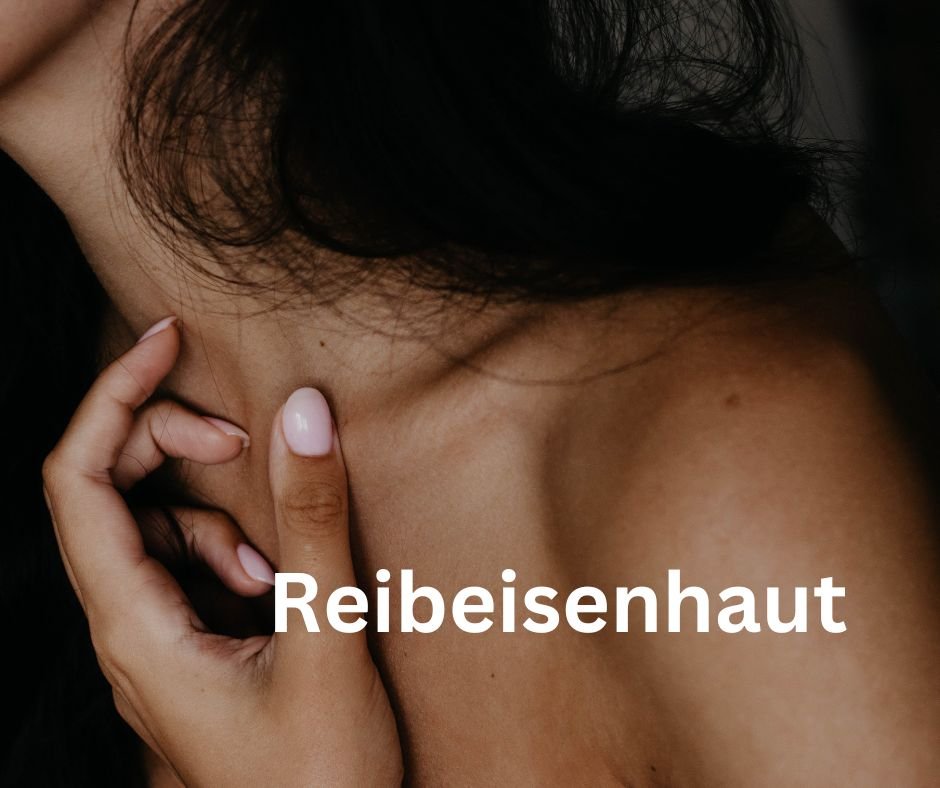 Nahaufnahme einer Person, die ihre Haut mit Reibeisenhaut berührt, sichtbar rau und uneben, zur Veranschaulichung von Keratosis pilaris in einem Kontext über Hautpflege und Hauterkrankungen.