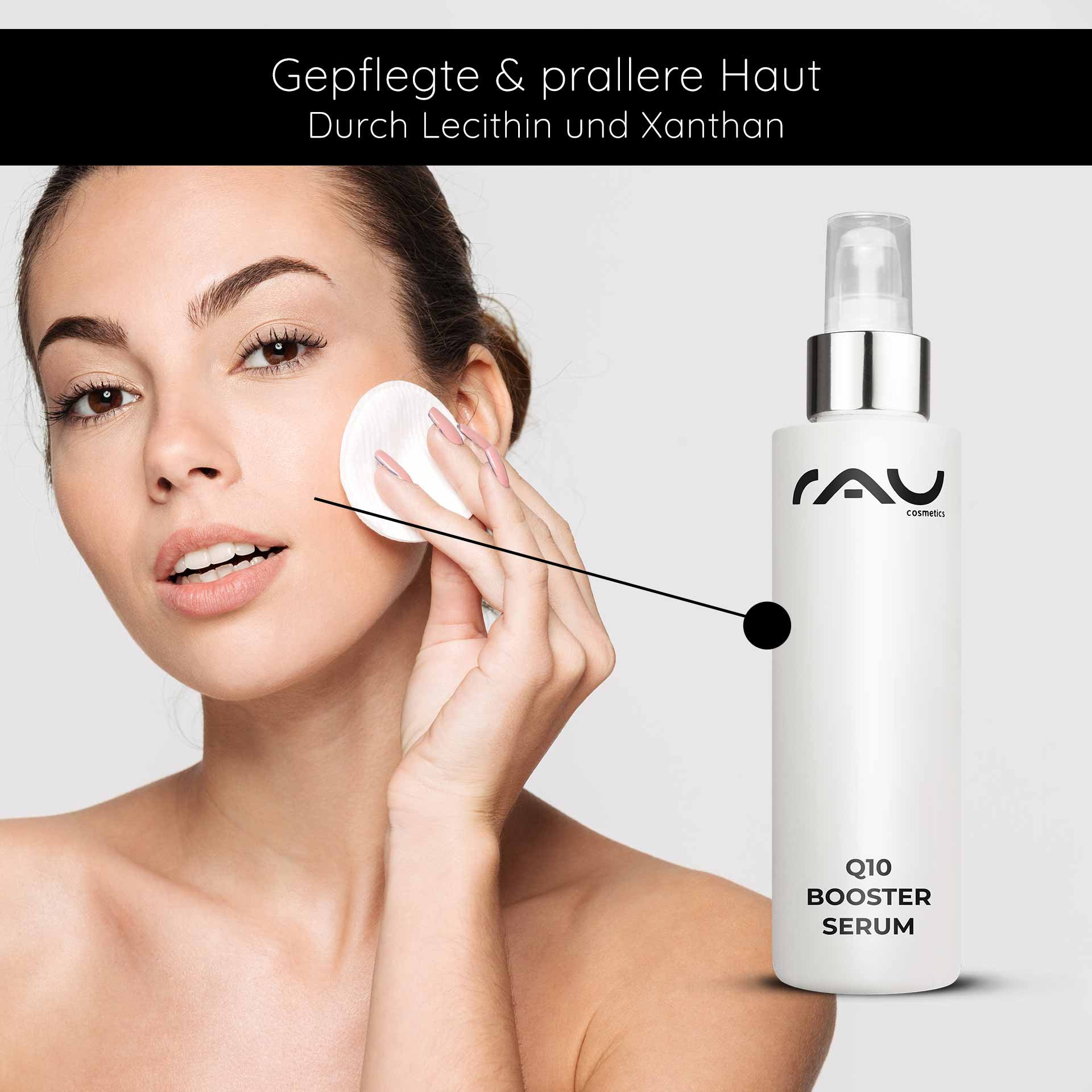 Frau mit frischer Haut und Wattepad, Anwendung des RAU Cosmetics Q10 Booster Serums zur Hautpflege und Feuchtigkeitsversorgung.