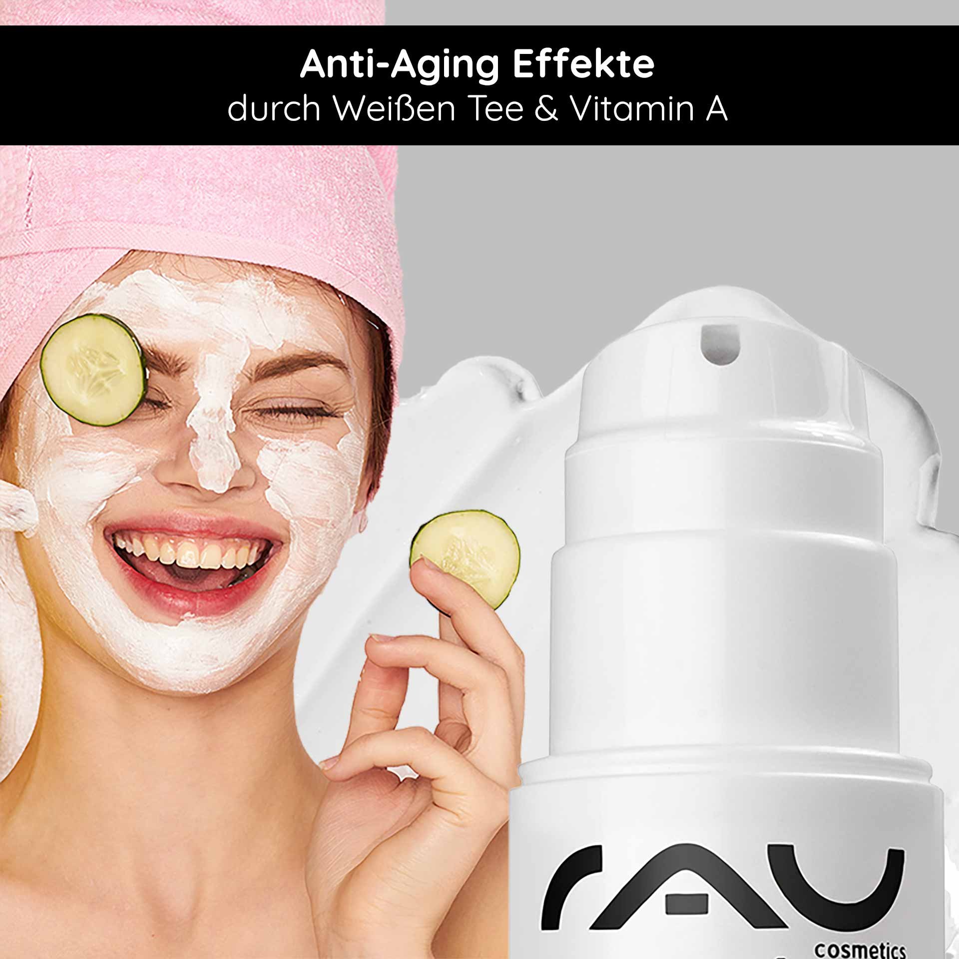 Frau mit Gesichtsmaske aus RAU Cosmetics, lächelnd mit Gurkenscheiben, betont Anti-Aging-Effekte durch weißen Tee und Vitamin A.