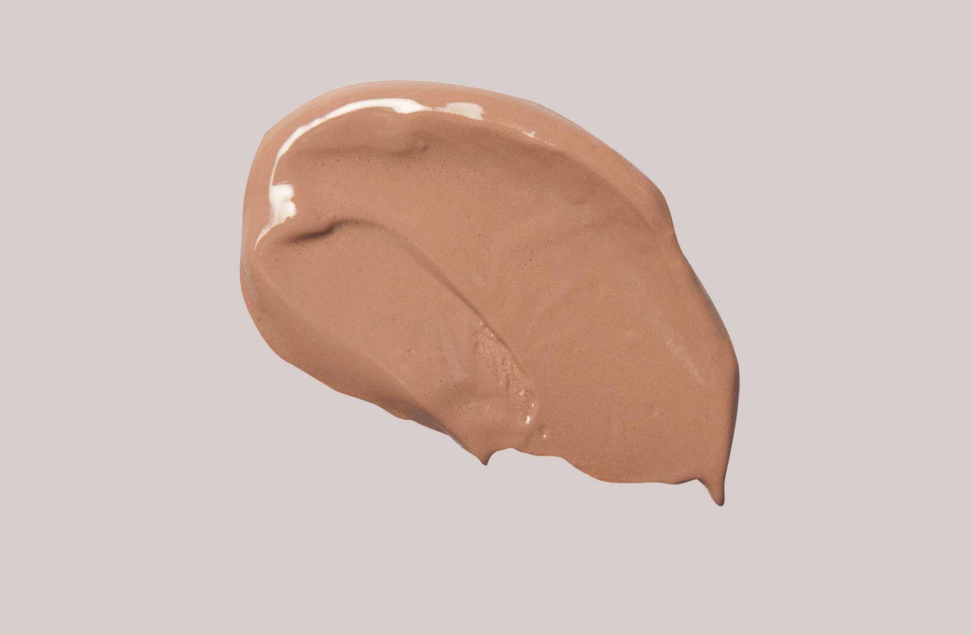 Cremige BB Cream Perfect Care in Bronzefarbe, ideal für dunkle Hauttöne, zeigt eine gleichmäßige Textur zur Anwendung auf Gesicht und Hals.
