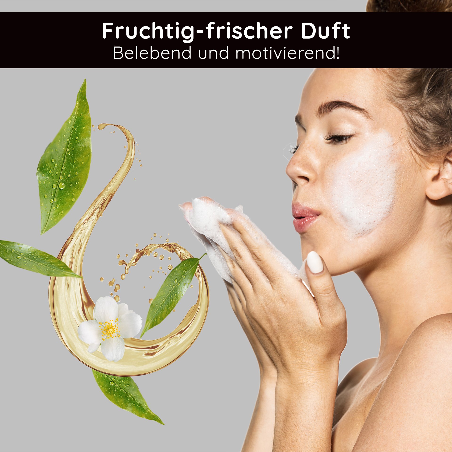 Frau reinigt ihr Gesicht mit RAU Astaxanthin Cleansing Foam Reinigungsschaum