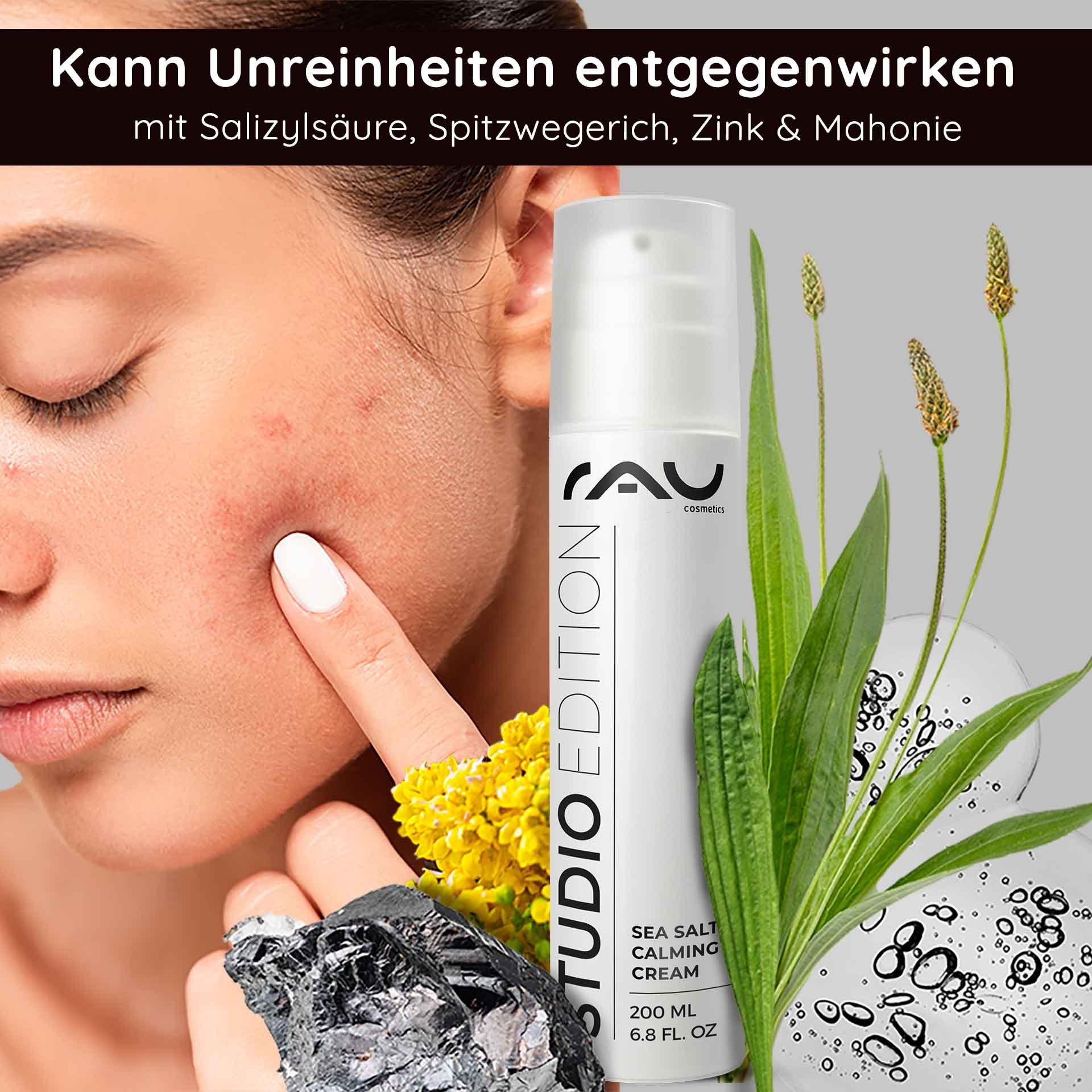 Frau mit unreiner Haut, die auf einen Pickel zeigt, daneben RAU Cosmetics Sea Salt Calming Cream in der Verpackung, umgeben von Pflanzen und Wassertröpfchen, betont Hautpflegevorteile gegen Unreinheiten.
