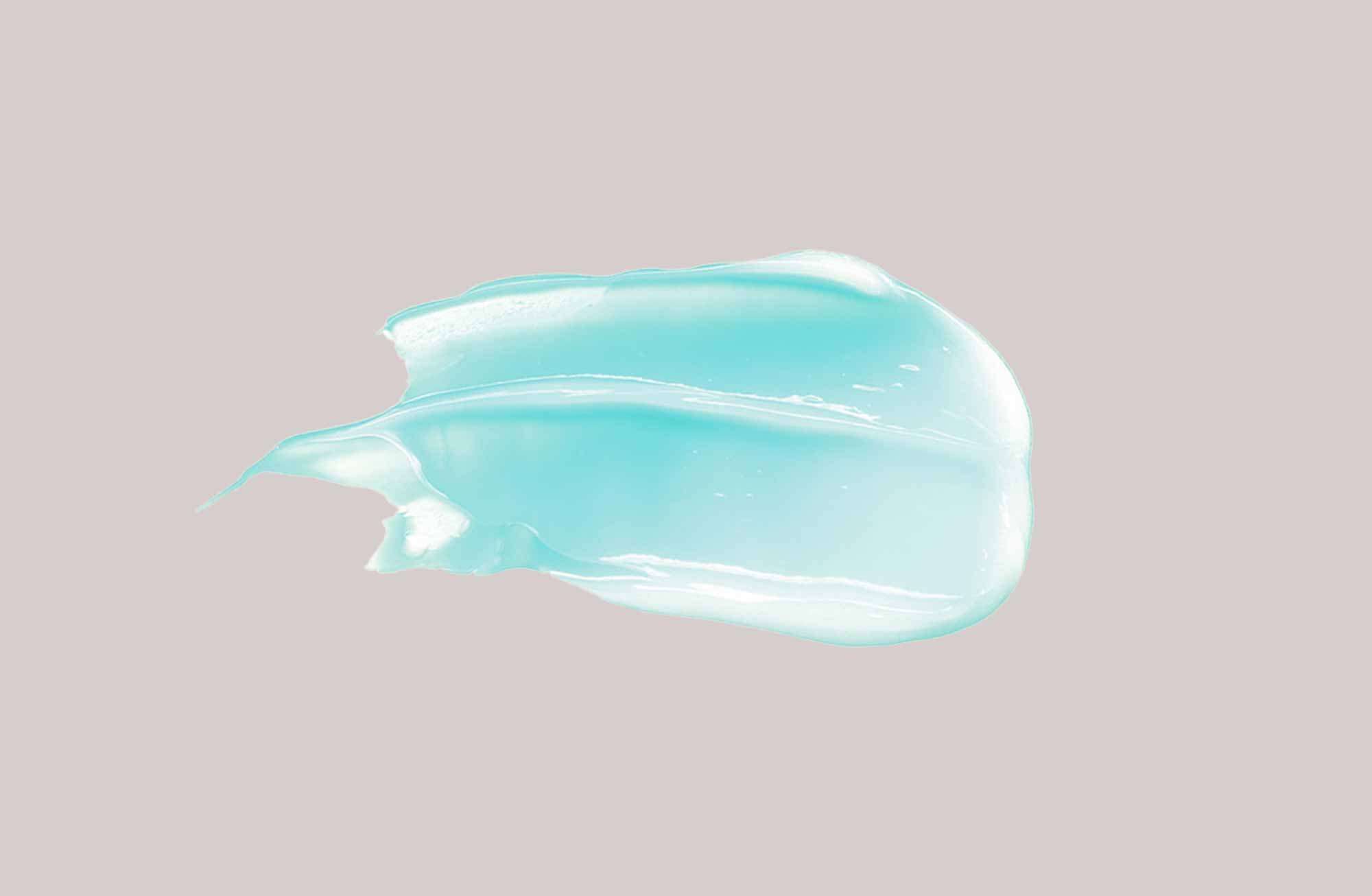 Durchscheinende, hellblaue, gelartige Substanz auf neutralem beigem Hintergrund, die die RAU Cosmetics O2-Maske zur Hautpflege hervorhebt.