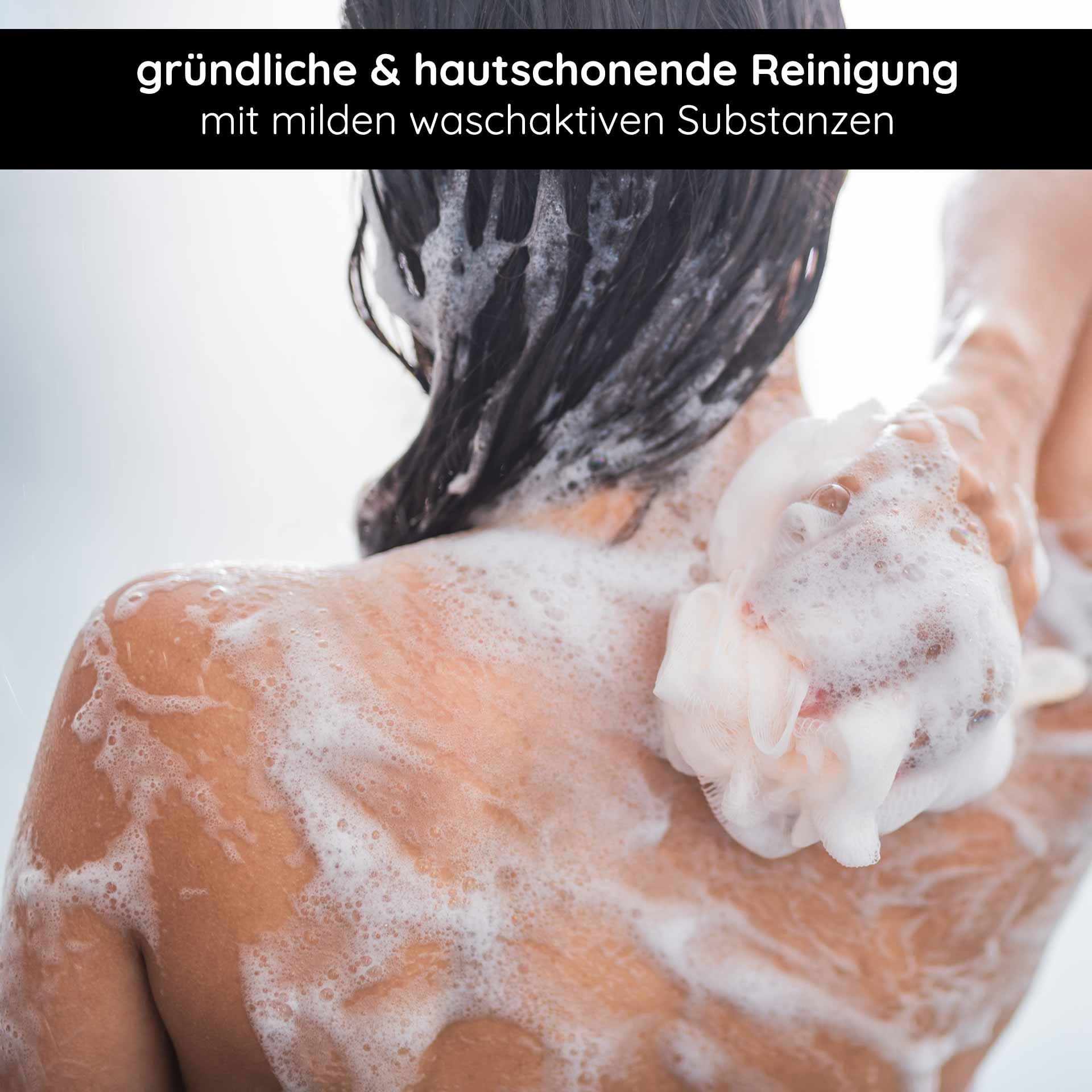 Duschgel-Anwendung mit schäumender Reinigung, Hautpflege und natürlichen Inhaltsstoffen für gründliche und hautschonende Reinigung.