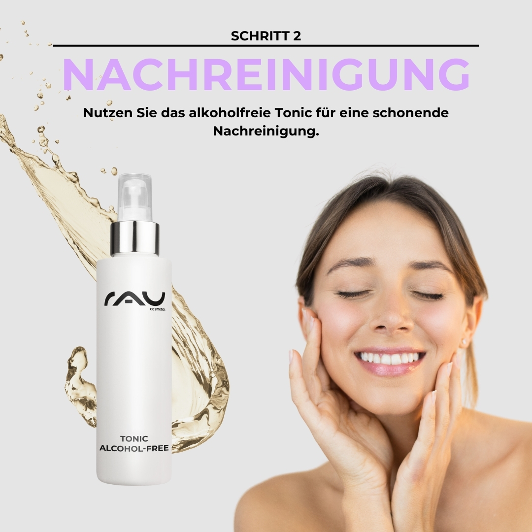Basis Pflegeroutine für sensible Haut | RAU Cosmetics Alkoholfreies Tonic von RAU Cosmetics für sensible Haut, Frau mit lächelndem Gesicht und sanfter Berührung der Wangen, Schritt 2 der Basis Pflegeroutine.