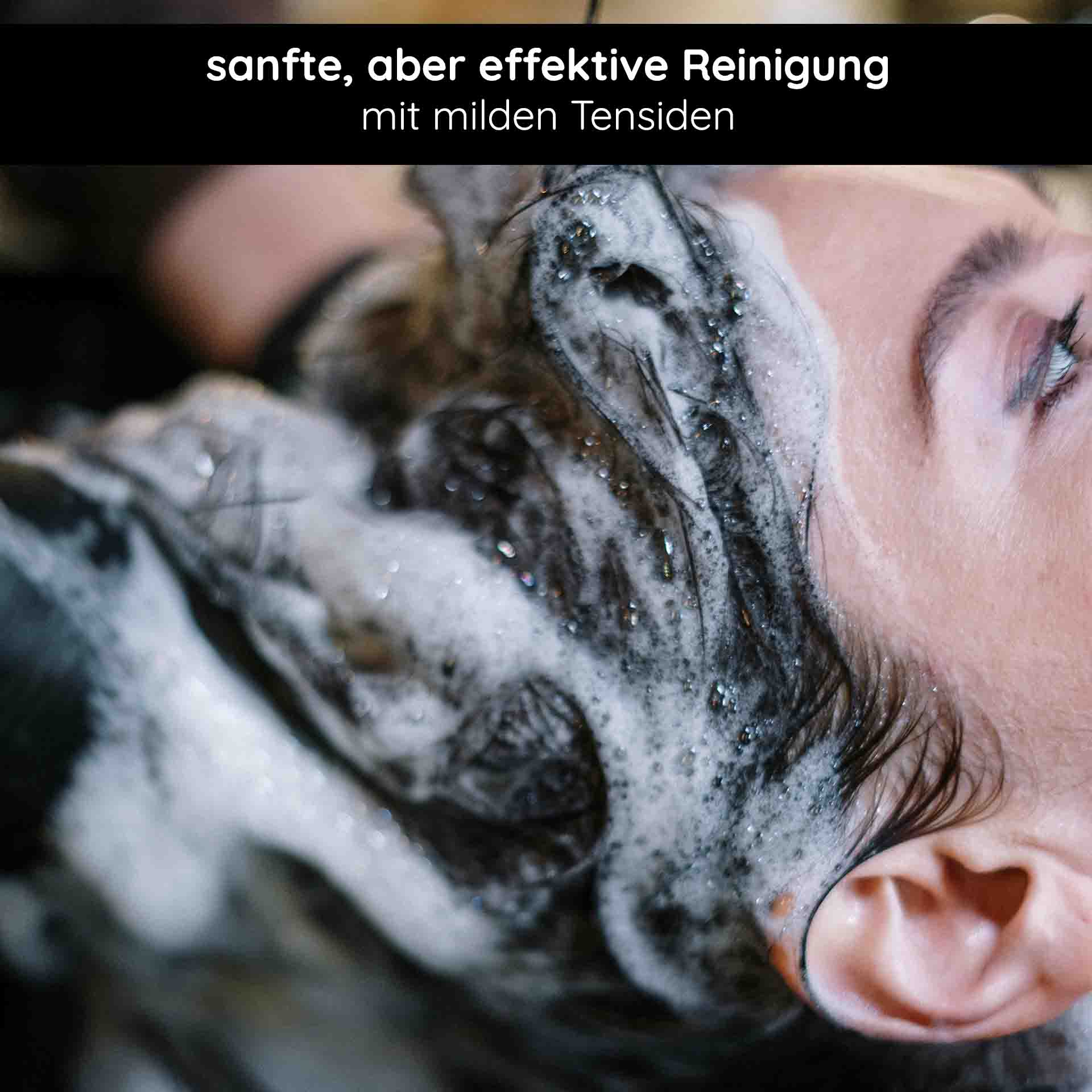 White Tea & Caffeine Hair Shampoo 250 ml Shampoo mit sanfter, effektiver Reinigung und milden Tensiden, schäumend auf Haar während Anwendung.