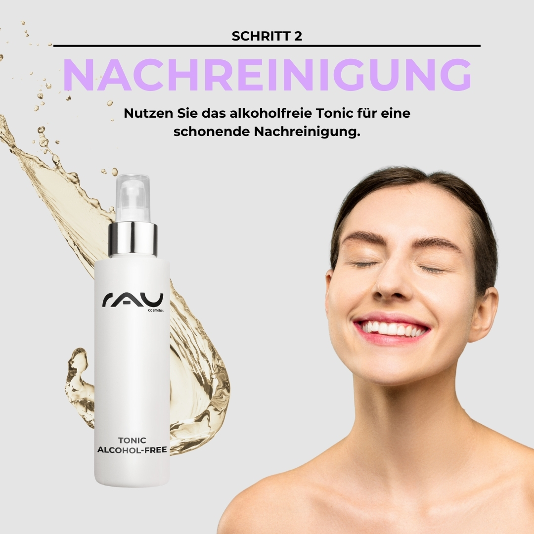 Profi Pflegeroutine für unreine trockene Haut Schritt 2: alkoholfreies Tonic von RAU Cosmetics für schonende Nachreinigung, lächelnde Frau mit geschlossenen Augen, sanfte Wasserbewegung im Hintergrund.