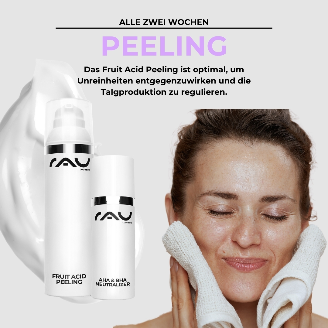 Profi Pflegeroutine bei fettiger Haut Frau mit strahlender Haut, die das RAU Cosmetics Fruit Acid Peeling und AHA & BHA Neutralizer anwendet, um Unreinheiten zu bekämpfen und die Talgproduktion zu regulieren.
