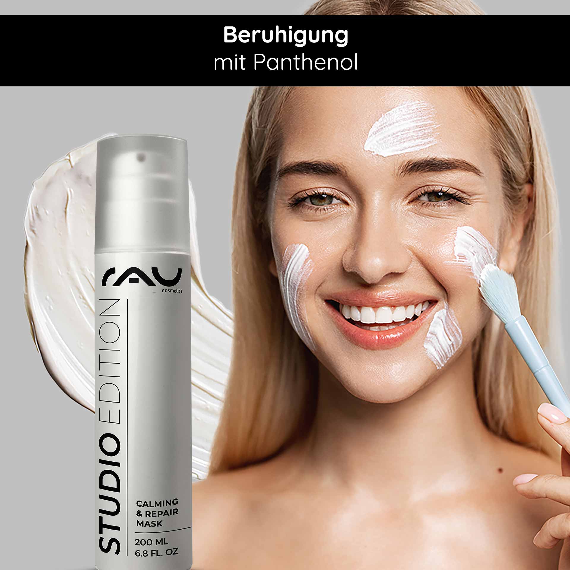 Calming & Repair Mask 200 ml Beruhigende Maske Frau mit lächelndem Gesicht, die die RAU Calming & Repair Mask aufträgt, umgeben von einer beruhigenden, feuchtigkeitsspendenden Creme, betont die Anwendung von Panthenol für empfindliche Haut.