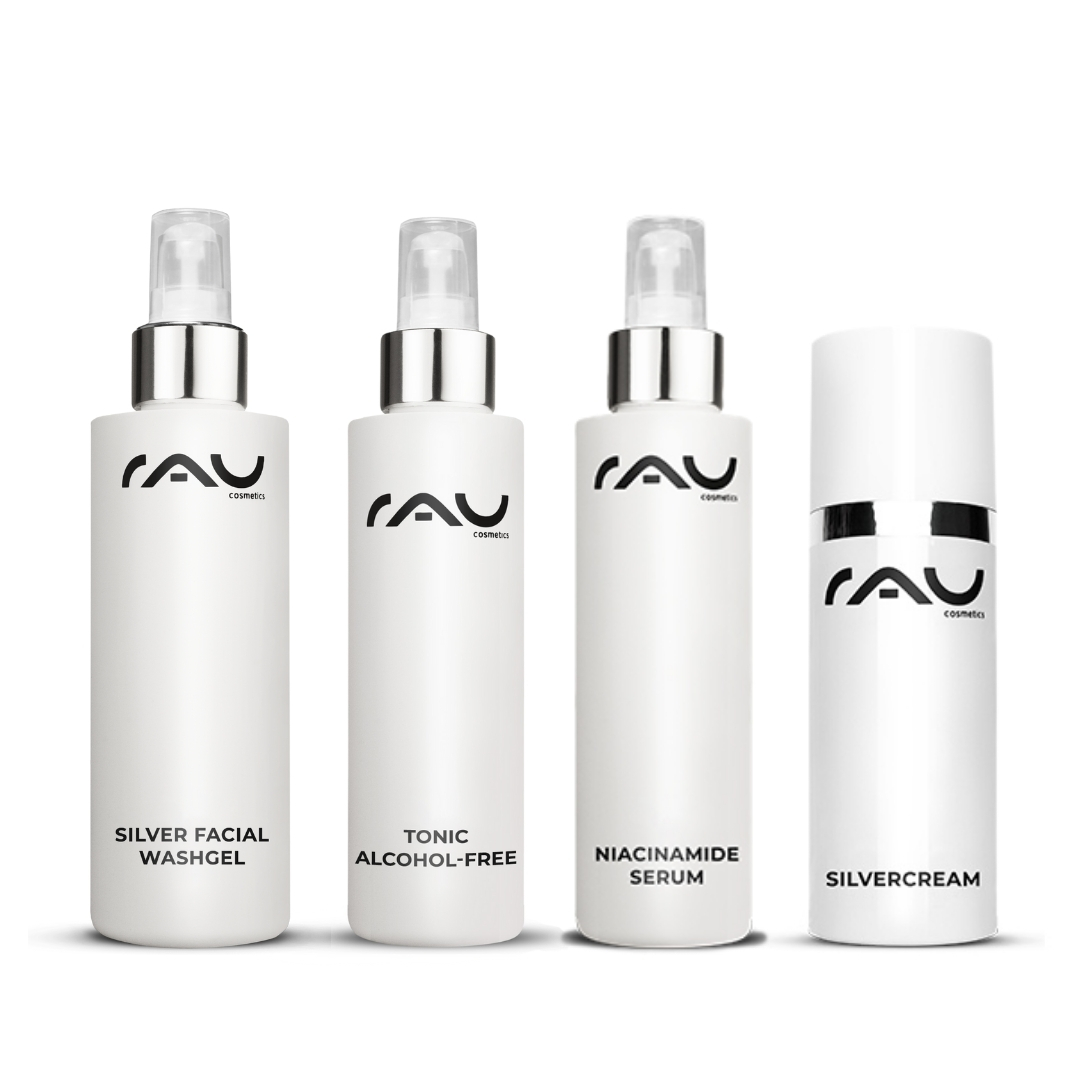 Advanced Pflegeroutine für unreine trockene Haut RAU Cosmetics Advanced Pflegeroutine für unreine trockene Haut, bestehend aus Silber Waschgel, alkoholfreiem Tonic, Niacinamid Serum und Silbercreme, auf weißem Hintergrund.