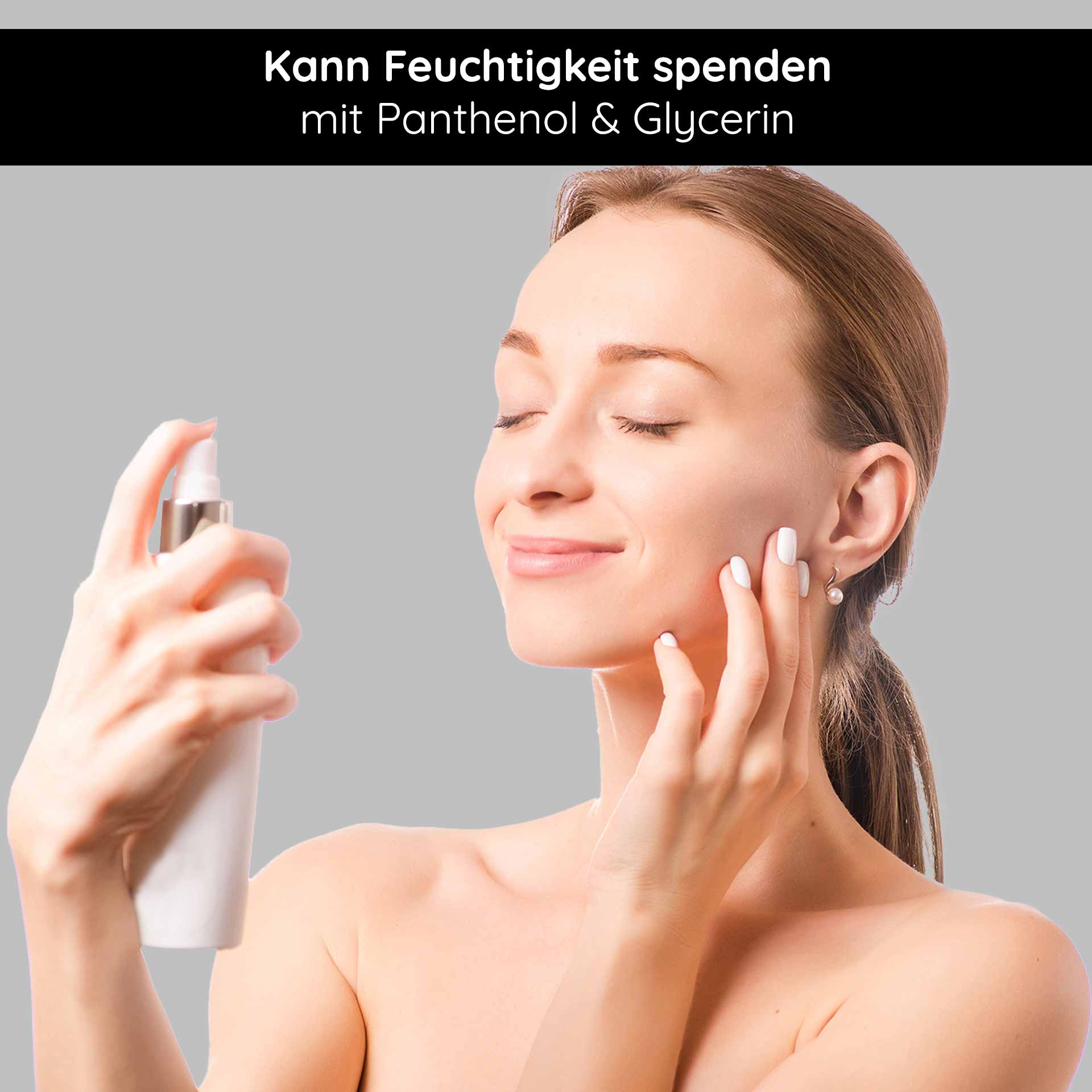 Silver Face & Body Spray 200 ml with Panthenol & Microsilver Frau mit strahlender Haut, die RAU Kosmetik Silber Spray zur Feuchtigkeitspflege aufträgt.