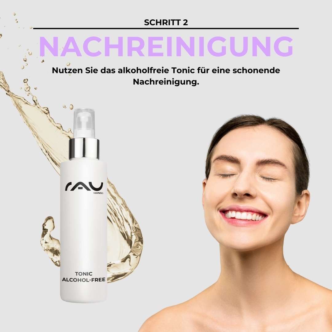 Tonic von RAU Cosmetics für alkoholfreie Nachreinigung, lächelnde Frau mit geschlossenen Augen, sanfte Wasseranimation im Hintergrund, Schritt 2 der Basis Pflegeroutine für Couperose.