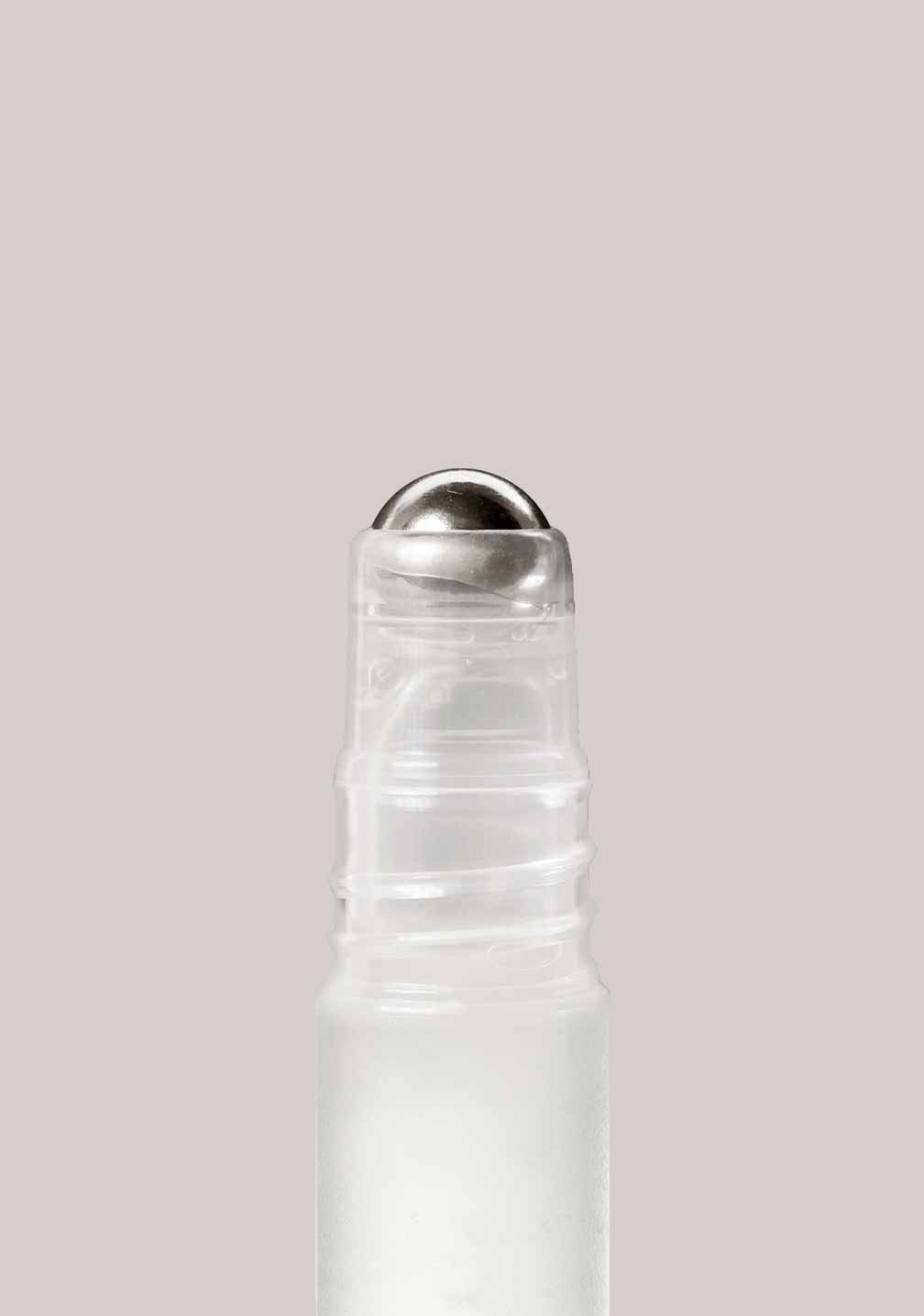 Augenlifting Roll-On von RAU Cosmetics mit metallischem Rollerball und klarer Flüssigkeit auf neutralem Hintergrund.