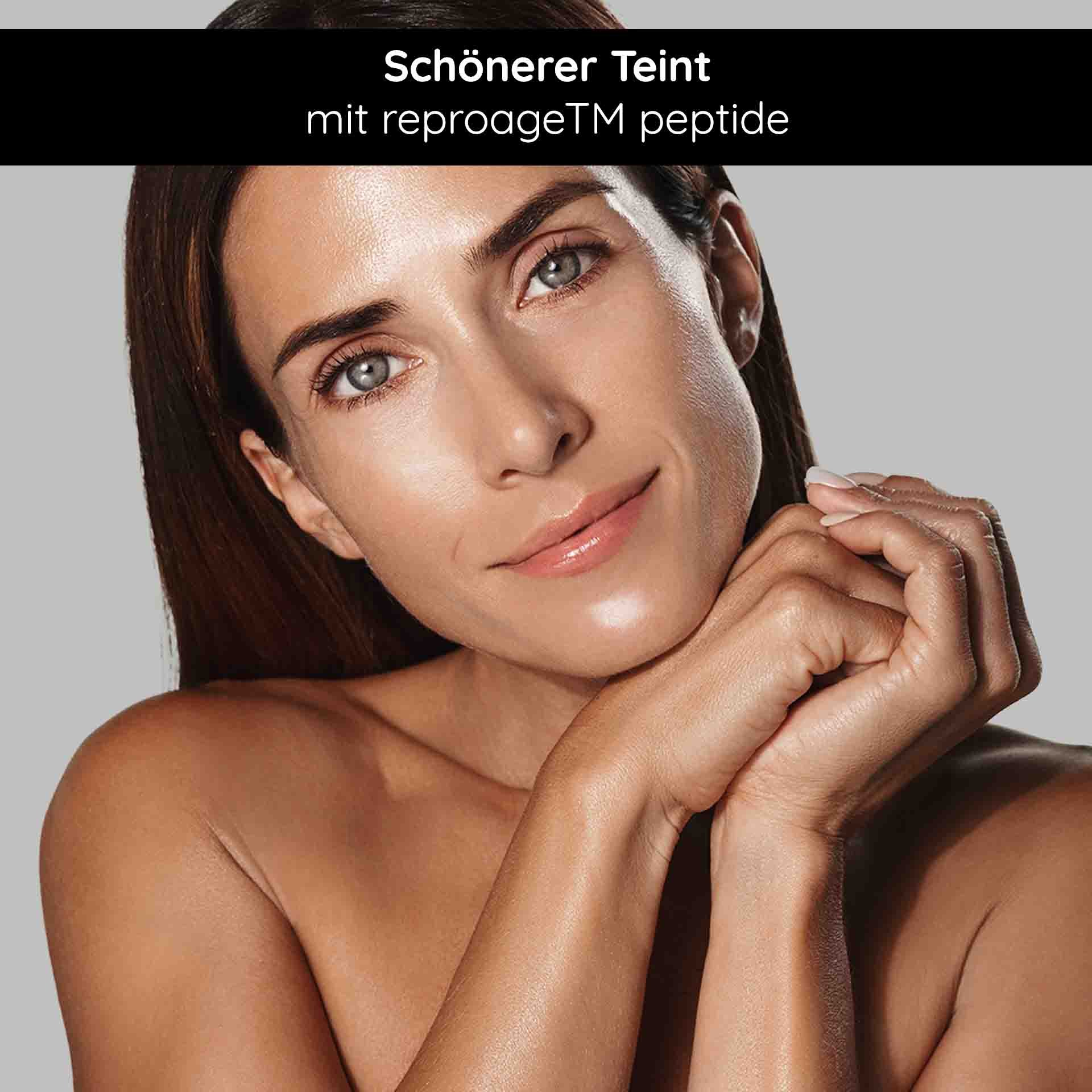 Frau mit strahlendem Teint und glatter Haut, präsentiert die Vorteile von reproageTM peptide für ein revitalisiertes Hautbild.