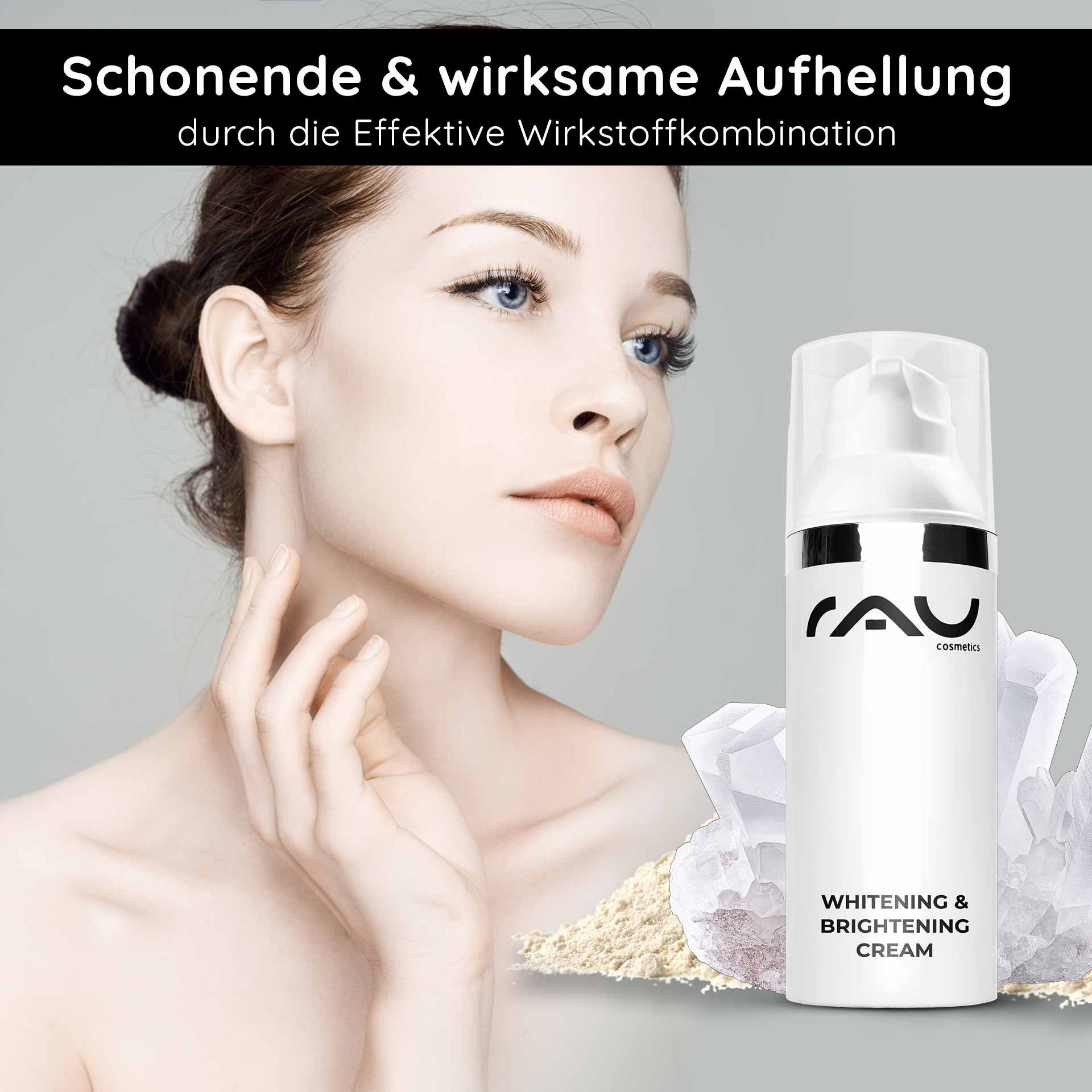 Frau mit glatter Haut und sanfter Berührung des Gesichts, präsentiert die RAU Cosmetics Whitening & Brightening Cream mit Inhaltsstoffen wie Niacinamid, auf hellem Hintergrund.