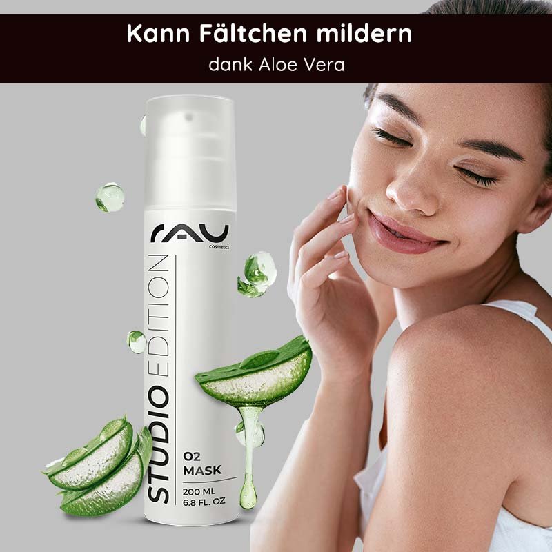 Die Verpackung der RAU Cosmetics O2-Maske mit Aloe-Vera-Elementen wirbt mit hautpflegenden Vorteilen für einen glatteren Teint und wird neben einem lächelnden Model mit gesunder Haut präsentiert.