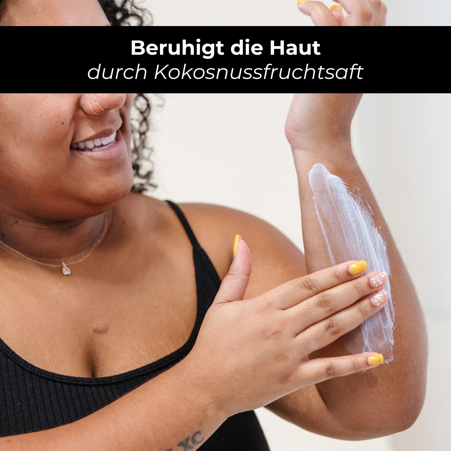 Femme appliquant la lotion corporelle RAU Eternal Moist sur l'avant-bras, apaise la peau avec du jus de coco, résultats éclatants et hydratation intense.