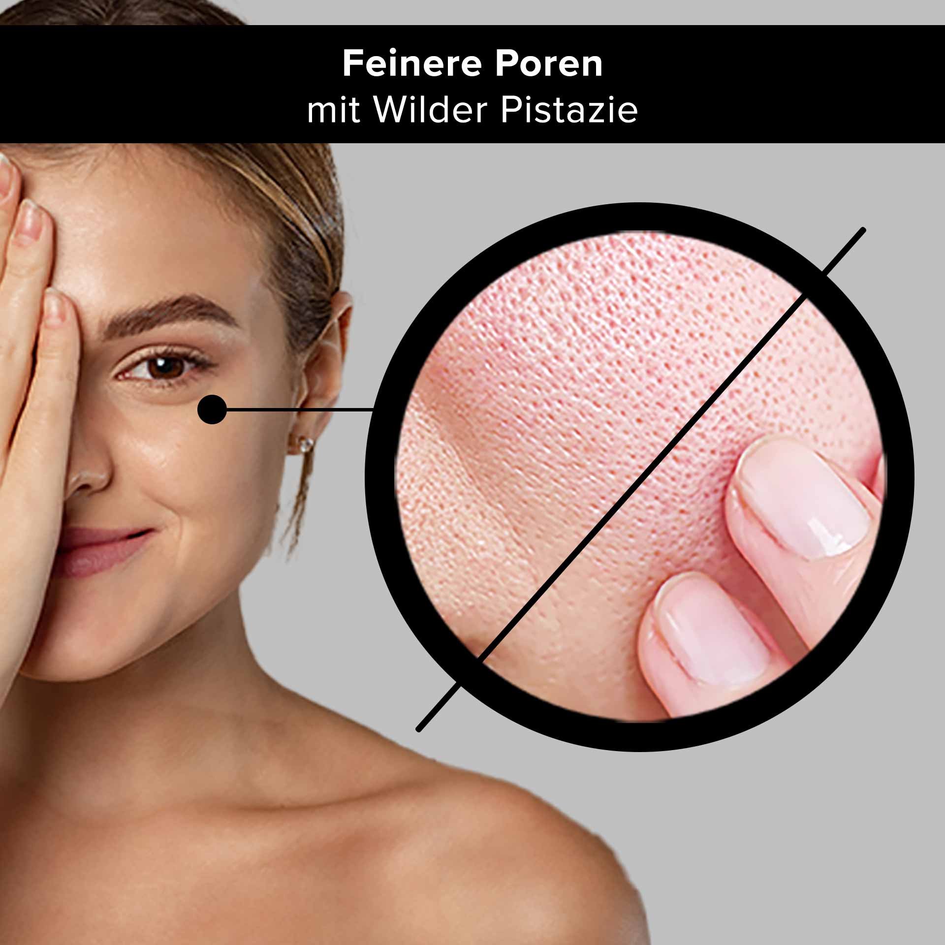 Frau mit lächelndem Gesicht, zeigt eine Hand auf ihr Auge, daneben ein vergrößertes Hautbild, das feine Poren und die Wirkung von wilder Pistazie zur Hautverfeinerung darstellt.