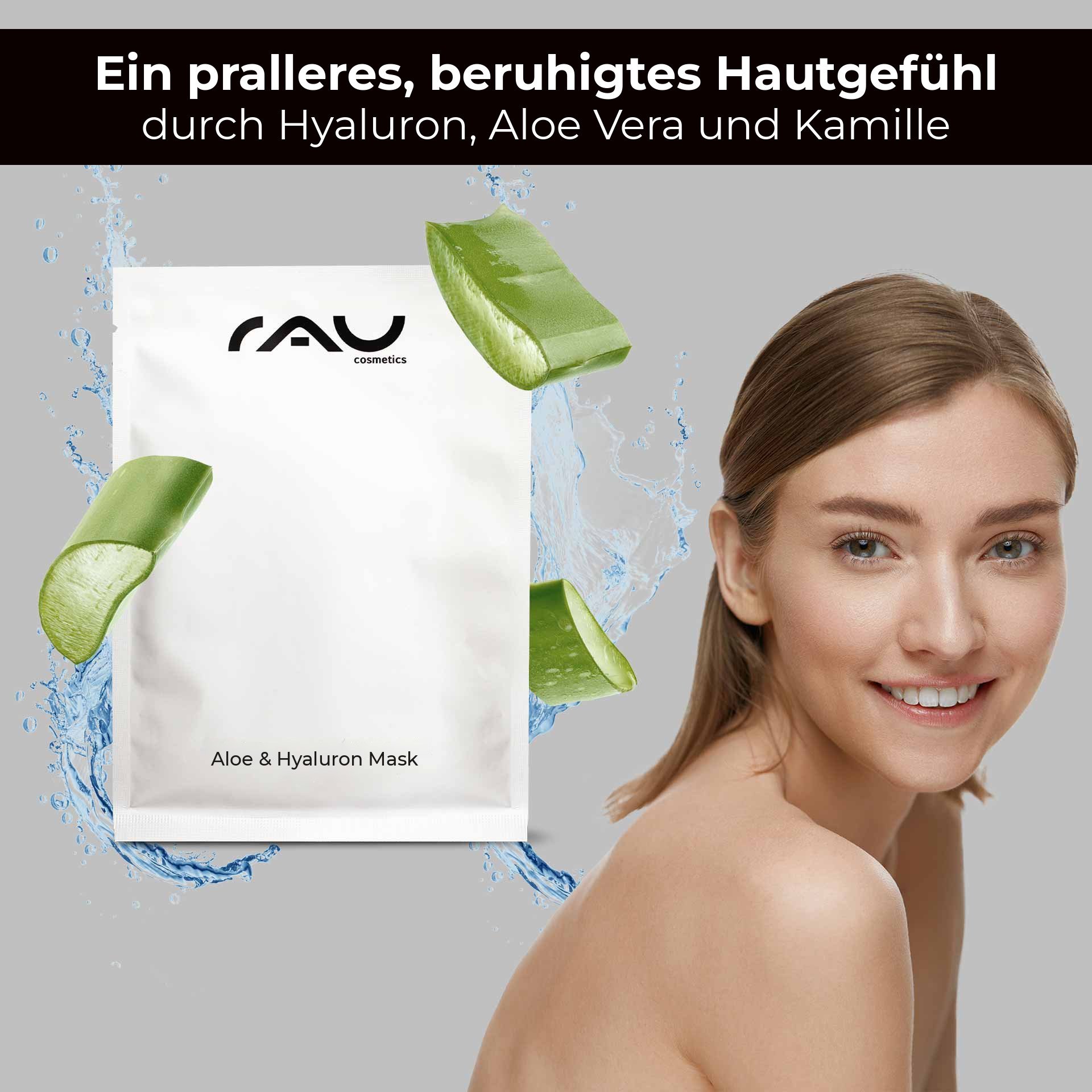 Bildtext: Ein pralleres, beruhigtes Hautgefühl durch Hyaluron, Aloe Vera und Kamille. Links das Sachet in einem Wasserspritzer mit Aloe-Vera-Stücken, rechts eine lächelnde Frau.