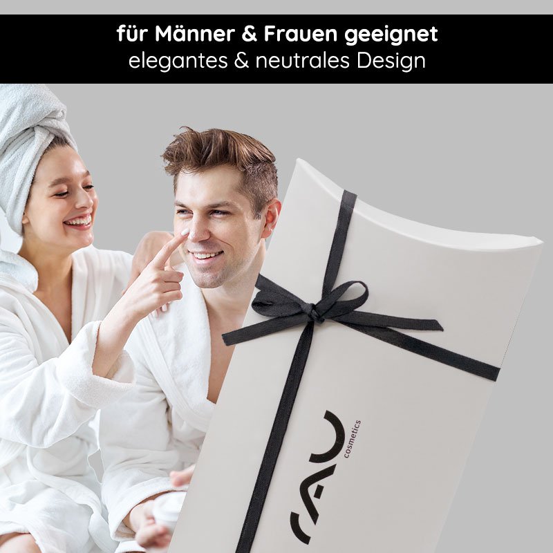 Geschenkverpackung "Kissen" von RAU Cosmetics mit schwarzer Schleife, geeignet für Männer und Frauen, elegantes und neutrales Design, verwendet in einem geselligen Umfeld.