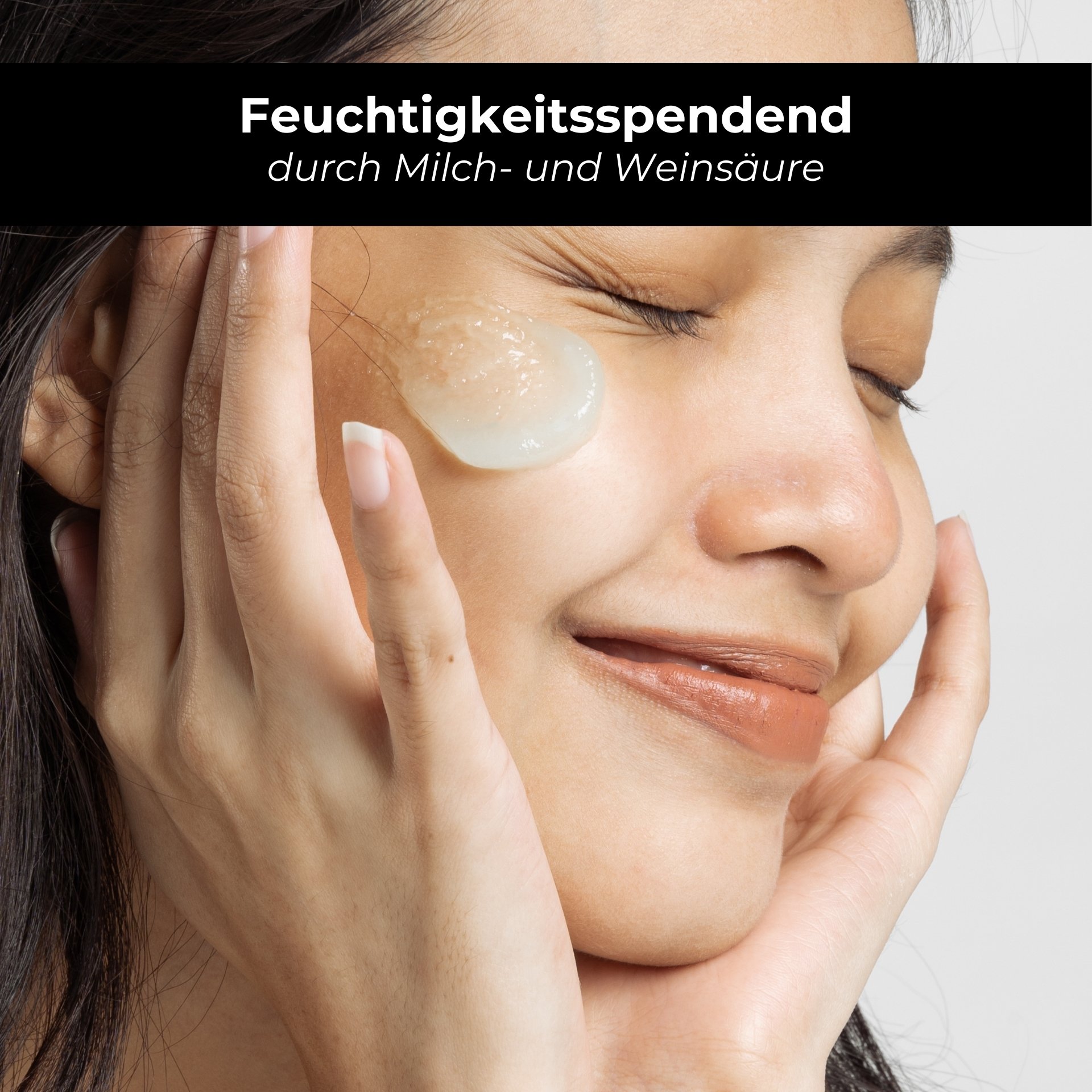 Femme avec du gel hydratant sur le visage, souriante, montrant l'application de produits de soin de la peau aux acides lactique et tartrique.