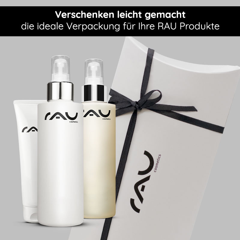 Geschenkverpackung "Kissen" mit schwarzer Schleife Geschenkverpackung "Kissen" mit schwarzer Schleife und RAU Cosmetics Produkten, ideal für besondere Anlässe und Geschenke.