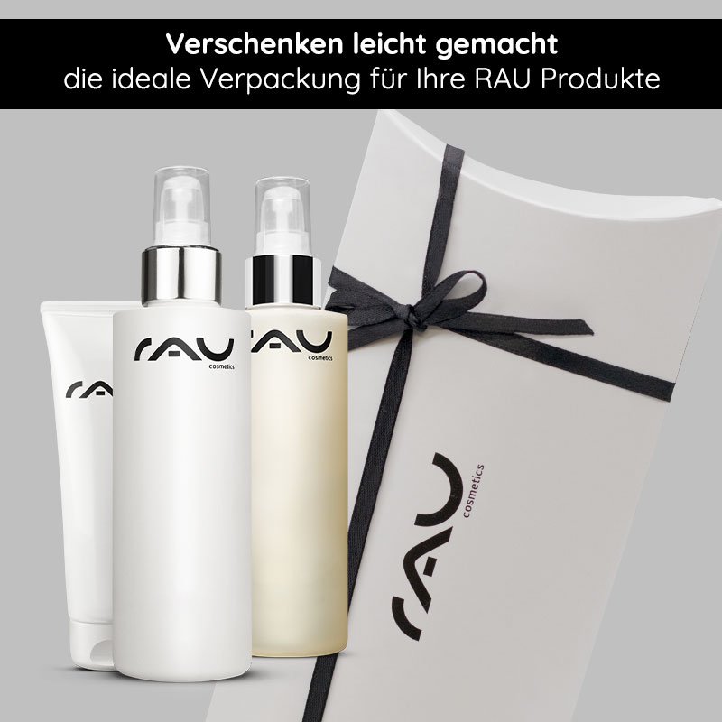 Geschenkverpackung "Kissen" mit schwarzer Schleife und RAU Cosmetics Produkten, ideal für besondere Anlässe und Geschenke.