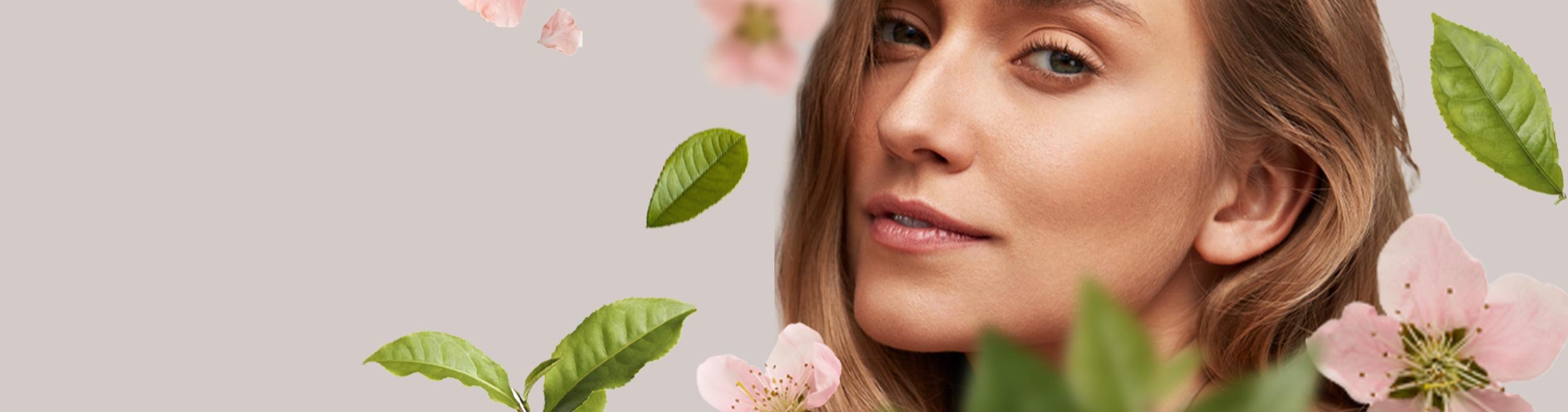 Frau mit langen Haaren, umgeben von rosa Blumen, präsentiert RAU Cosmetics BB-Creams für Make-up und Hautpflege.