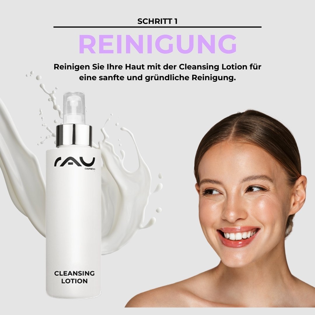 Reinigungslotion-Flasche von RAU Cosmetics mit dem Text „Schritt 1 REINIGUNG“ und einer lächelnden Frau, die frische, reine Haut demonstriert und die sanfte Reinigungsroutine für normale Haut betont.
